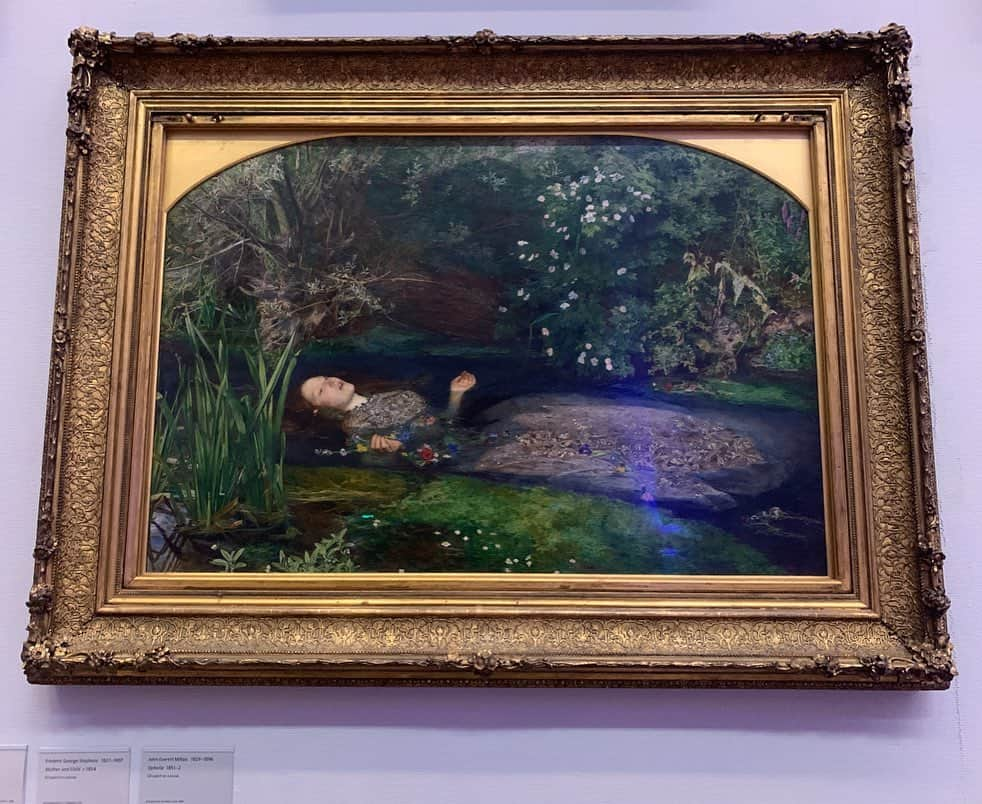 伊藤友季子さんのインスタグラム写真 - (伊藤友季子Instagram)「🇬🇧 Ophelia by Sir John Everett Millais at the Tate Britain. ロンドンの多くの美術館はなんと入場無料で入れます。 ミレーのオフィーリアを見るために訪れたテート・ブリテンは、この日たまたま22時まで営業していて、映像や音楽とのコラボレーションを実施していました。 想像とは違うシチュエーションでしたが、隅々までしっかり見てきました。 オフィーリアのかすかな息遣いが聞こえてきそうな、不思議な力を持った絵でした。 額縁まで素敵。 –––––––––––––––––––––––––––––––––––––———— #バレエ #ballet #バレエスタジオ #バレエ教室 #バレエダンサー #バレエ講師 #クリスマス #christmas #ロンドン #英国 #london #tatebritain #ophelia #millais #テートブリテン #オフィーリア #ミレー #美術館」12月8日 22時42分 - yukiko_xx