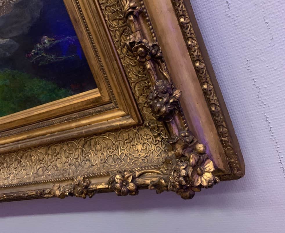 伊藤友季子さんのインスタグラム写真 - (伊藤友季子Instagram)「🇬🇧 Ophelia by Sir John Everett Millais at the Tate Britain. ロンドンの多くの美術館はなんと入場無料で入れます。 ミレーのオフィーリアを見るために訪れたテート・ブリテンは、この日たまたま22時まで営業していて、映像や音楽とのコラボレーションを実施していました。 想像とは違うシチュエーションでしたが、隅々までしっかり見てきました。 オフィーリアのかすかな息遣いが聞こえてきそうな、不思議な力を持った絵でした。 額縁まで素敵。 –––––––––––––––––––––––––––––––––––––———— #バレエ #ballet #バレエスタジオ #バレエ教室 #バレエダンサー #バレエ講師 #クリスマス #christmas #ロンドン #英国 #london #tatebritain #ophelia #millais #テートブリテン #オフィーリア #ミレー #美術館」12月8日 22時42分 - yukiko_xx
