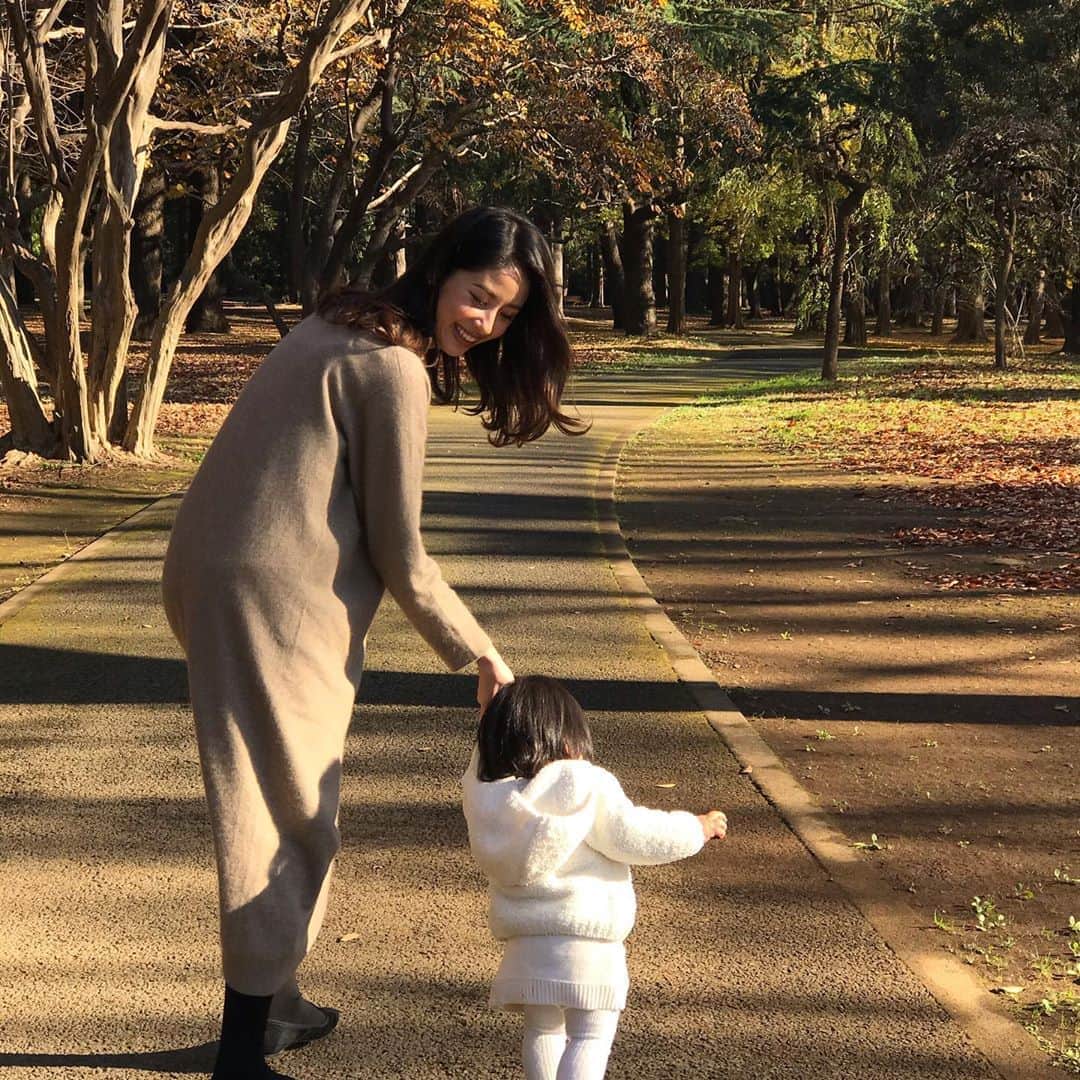 片山麻紀子さんのインスタグラム写真 - (片山麻紀子Instagram)「family photo🍁✨﻿ ﻿ 少し前に1才になった娘の写真を残したくて﻿ 行ってきました♡﻿ ﻿ 一面の紅葉が本当に美しくて﻿、 風が吹くとイチョウが舞い落ちてきて﻿… そのあまりの綺麗さに1人で絵に描いたようにじーーーーん。としてました。笑  カメラのデータを頂くの楽しみだなぁ♡ ﻿. この @isook_official のワンピース﻿ 上品な色と柔らかい生地がタイプすぎて﻿即決め♡﻿ ﻿ ロングブーツに合わせて着たいな〜﻿ ﻿ ﻿ #娘のよちよち歩き #in紅葉 #それは泣く  #isook #アイスー」12月8日 22時43分 - akiko810k