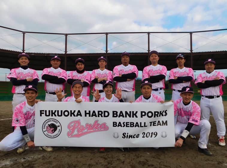 上杉あずさのインスタグラム：「. 🐷FUKUOKA HARDBANK PORKS🐷 🏆第1回ポークスカップ🏆 ⚫A75選抜(@a75stv ) ⚫BAGARCH(@oita.bagarch.1994 ) ⚫大分選抜 ご参加頂いた皆さん、本当にありがとうございました☺️ そして、ポークスとしては初めてユニフォームに袖を通しての試合⚾️結成したばかりなのに既に3150なメンバーばかりで泣きそうです。あとは私が頑張るだけ。野球も監督力もいろいろ勉強していかないと🥺💪🏼 今後ともよろしくお願いします！！！！ #fukuoka #oita #baseball #community #games #battle #porks #草野球 #軟式野球 #草野球チーム #試合 #記念日 #福岡 #大分 #甲子園への道」
