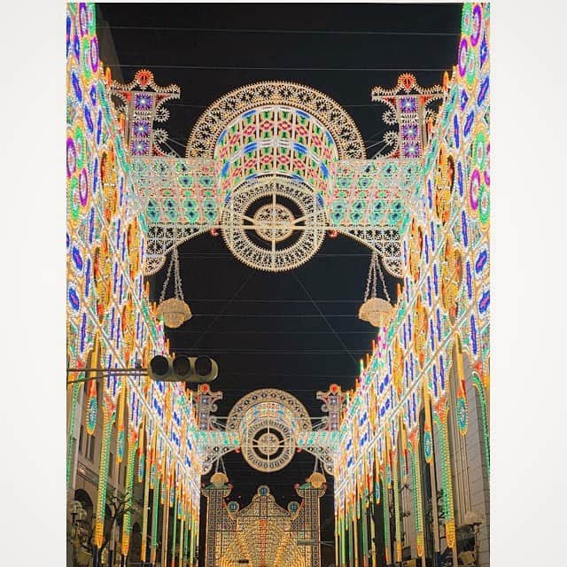 前田ゆかのインスタグラム：「目に飛び込んできた 満ちあふれる光の輝き✨✨✨ ＊ 夜空にそこだけはとても明るくて その美しさは幻想的なアート  希望のひかり✨  #ルミナリエ #イルミネーション #kobe」