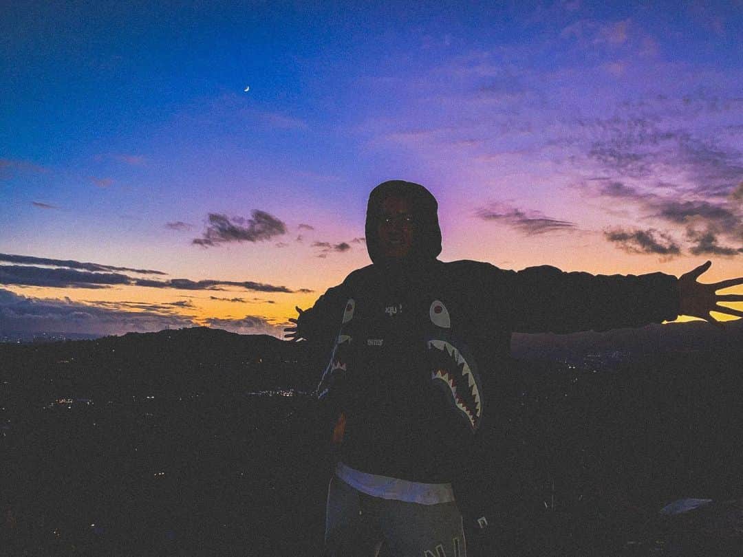 プニエル のインスタグラム：「Sometimes you need to slow things down, breathe, and appreciate the small things. Like sunsets (also.. my eyes be scary af in the first pic lol) 가끔 삶을 좀 slow down 하고 , 한 숨 쉬고, 작은 것들을 고마워 해야되는것같아. 석양 같은것들 (첫번째 사진 눈 무섭다 ㅋㅋㅋ)」