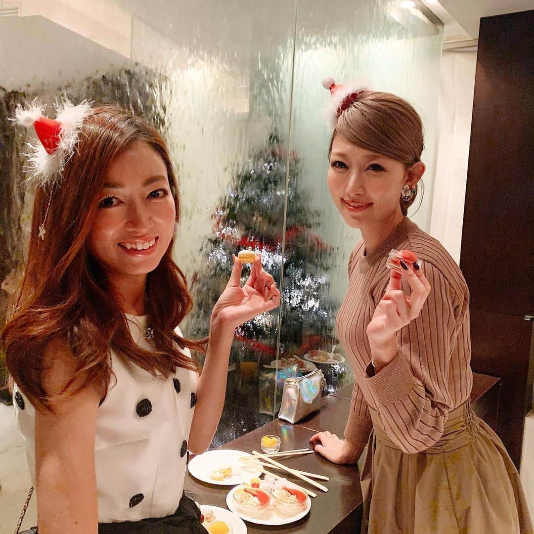 梅野舞さんのインスタグラム写真 - (梅野舞Instagram)「少し早いクリスマスパーティー🎄💕 @miwa_saeki  とは、去年も一緒にクリスマスパーティーを過ごしたんだけど今年も一緒😍❤️ 楽しい時間はあっという間に♬  #クリスマスパーティー#christmas #christmastree #ミニサンタ帽#デザートタイム#friend #happy #instagramjapan #instagram#instaparty」12月8日 23時00分 - mai.umeno