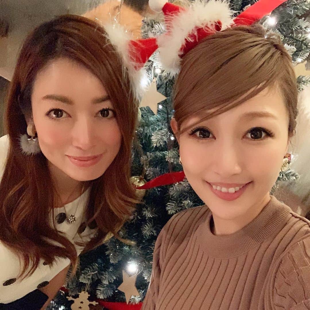 梅野舞さんのインスタグラム写真 - (梅野舞Instagram)「少し早いクリスマスパーティー🎄💕 @miwa_saeki  とは、去年も一緒にクリスマスパーティーを過ごしたんだけど今年も一緒😍❤️ 楽しい時間はあっという間に♬  #クリスマスパーティー#christmas #christmastree #ミニサンタ帽#デザートタイム#friend #happy #instagramjapan #instagram#instaparty」12月8日 23時00分 - mai.umeno