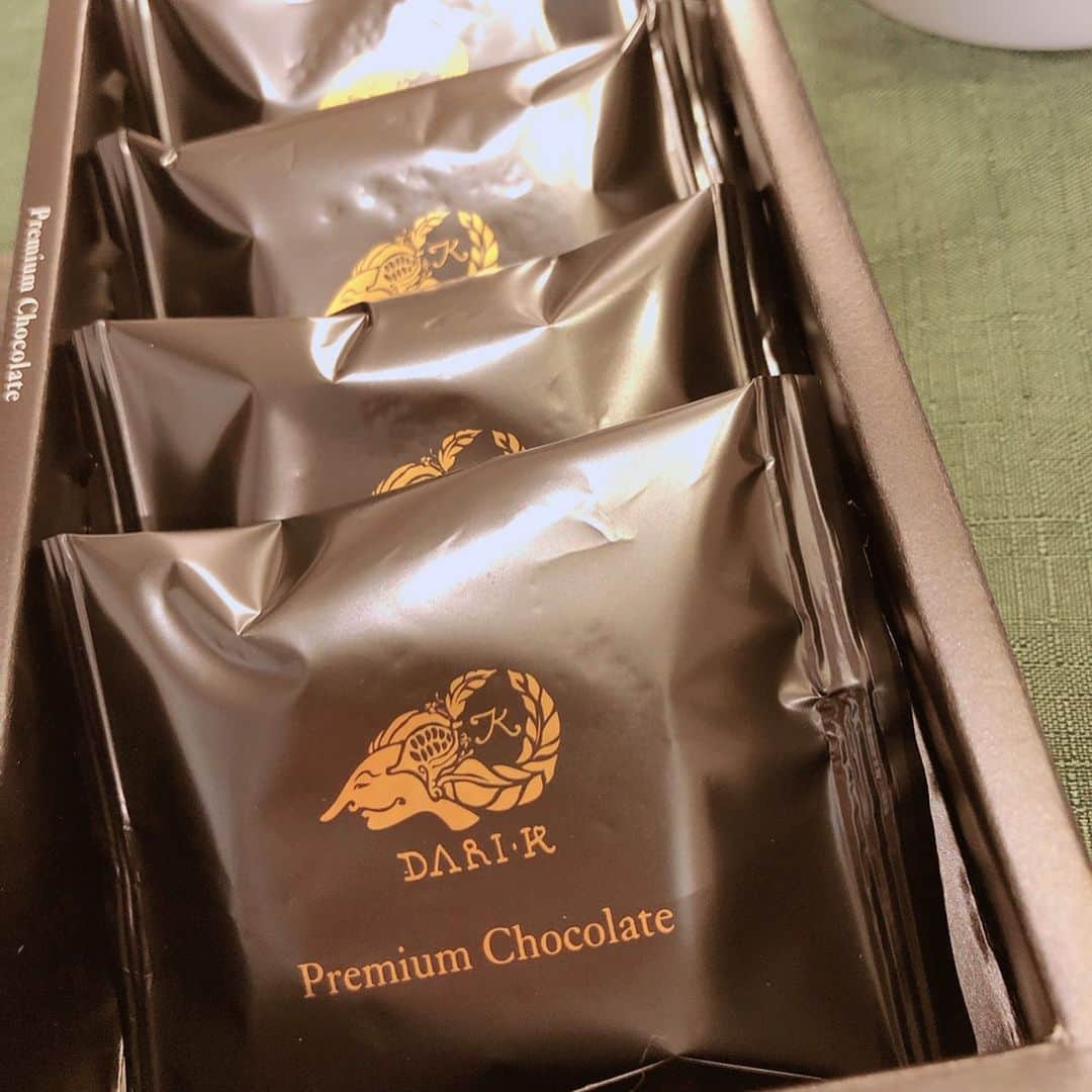 土屋香織さんのインスタグラム写真 - (土屋香織Instagram)「𖢹. 前にお友達から頂いて とっても美味しかった【Dari K】のチョコレート🍫 先月京都駅で買ってきちゃった♡ ダークチョコレートに目がない私⸜(๑⃙⃘'ᵕ'๑⃙⃘)⸝⋆︎* お友達から送ってもらった @coffee_peak のコーヒー豆を挽いて 煎れて飲むのが至福の時間☕️ （4種類送ってくれたんだけどどれも素晴らしく美味しかった✨日本でも買えたらいいのになぁ。） . たまーに娘のドラムを拝借して叩いてみてます🥁 私は動画載せられないレベルです笑笑 娘はかなり上達してます👏🏻 両手両足違う動き一気にできるのって本当すごい。 . そんなコーヒータイムだったり PC作業する時とか ドラムを叩く時間だったりも ながらトレーニングで 最近気に入ってる #MAROOMS に座っちゃう◡̈ バランスボールが中に入った椅子。 （でもバランスボールより安定してます。もちろんちゃんとドラム弾く方はちゃんとした椅子に座った方がいいと思います笑笑） 体幹鍛えまーす♪ . . . #マルームズ #PR #バランスボール #体幹トレーニング #体幹 #体幹トレ #darik #ダリケー #チョコレート中毒 #コーヒー中毒 #coffeeaddict #coffeepeak #コーヒー大好き #コーヒー好きな人と繋がりたい #rungirl #ランガール #instarunners #ランニング女子 #ラン #positivevibes #マラソン #マラソン女子 #ランニングママ #ぜんぶカラダなんだ #タンクトップくん #やばいtシャツ屋さん #ヤバイtシャツ屋さん #roland #rolandvdrums」12月8日 23時02分 - kaorintsuchiya