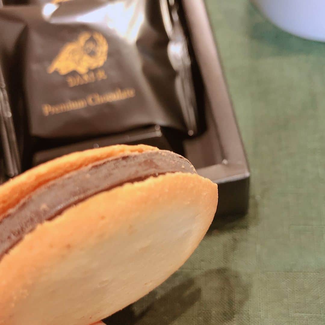 土屋香織さんのインスタグラム写真 - (土屋香織Instagram)「𖢹. 前にお友達から頂いて とっても美味しかった【Dari K】のチョコレート🍫 先月京都駅で買ってきちゃった♡ ダークチョコレートに目がない私⸜(๑⃙⃘'ᵕ'๑⃙⃘)⸝⋆︎* お友達から送ってもらった @coffee_peak のコーヒー豆を挽いて 煎れて飲むのが至福の時間☕️ （4種類送ってくれたんだけどどれも素晴らしく美味しかった✨日本でも買えたらいいのになぁ。） . たまーに娘のドラムを拝借して叩いてみてます🥁 私は動画載せられないレベルです笑笑 娘はかなり上達してます👏🏻 両手両足違う動き一気にできるのって本当すごい。 . そんなコーヒータイムだったり PC作業する時とか ドラムを叩く時間だったりも ながらトレーニングで 最近気に入ってる #MAROOMS に座っちゃう◡̈ バランスボールが中に入った椅子。 （でもバランスボールより安定してます。もちろんちゃんとドラム弾く方はちゃんとした椅子に座った方がいいと思います笑笑） 体幹鍛えまーす♪ . . . #マルームズ #PR #バランスボール #体幹トレーニング #体幹 #体幹トレ #darik #ダリケー #チョコレート中毒 #コーヒー中毒 #coffeeaddict #coffeepeak #コーヒー大好き #コーヒー好きな人と繋がりたい #rungirl #ランガール #instarunners #ランニング女子 #ラン #positivevibes #マラソン #マラソン女子 #ランニングママ #ぜんぶカラダなんだ #タンクトップくん #やばいtシャツ屋さん #ヤバイtシャツ屋さん #roland #rolandvdrums」12月8日 23時02分 - kaorintsuchiya