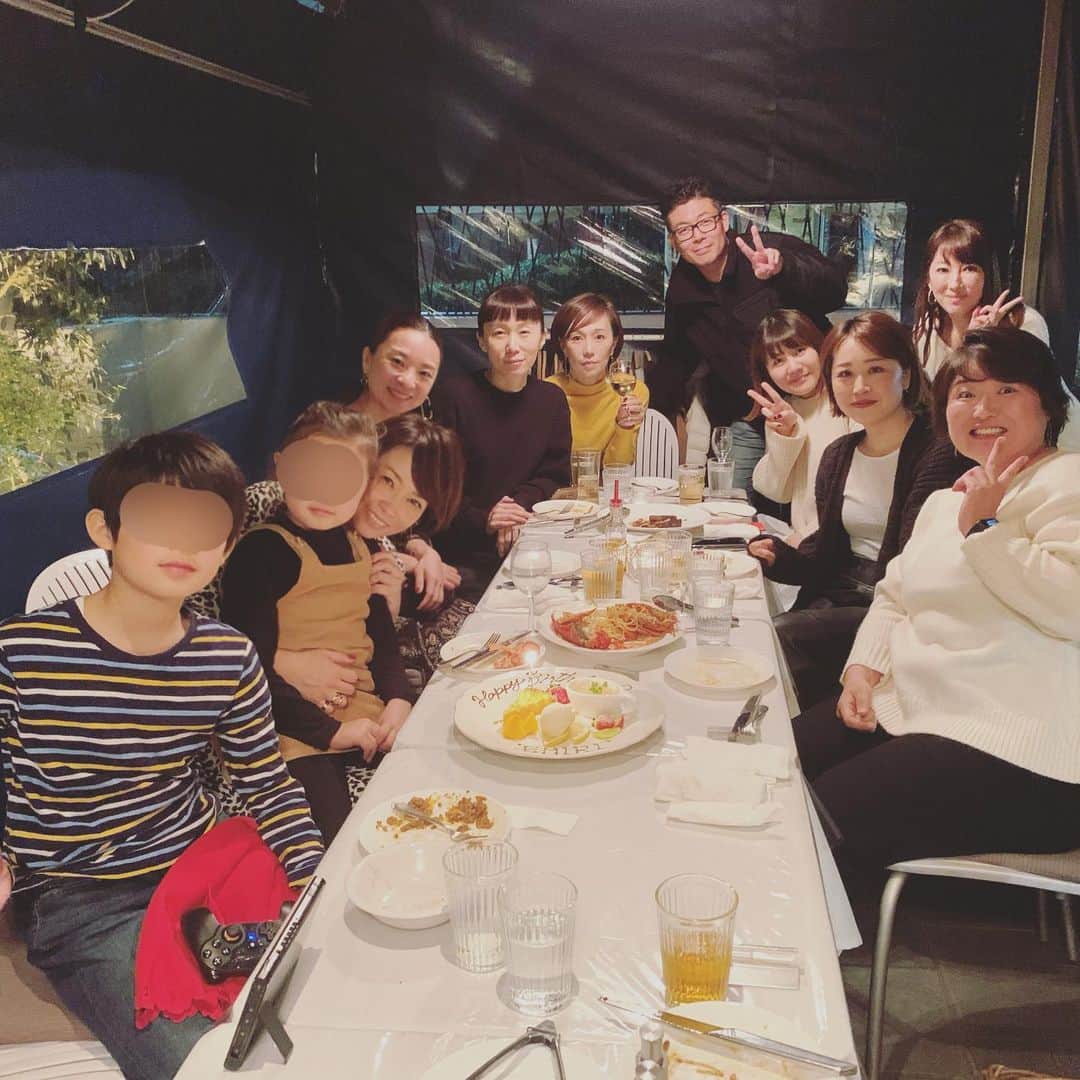 のインスタグラム：「もう何年続いてるだろう… こんな幸せな事ってないですよね。 辺見学園忘年会。 みんなが幸せになることを、心から願っています。親愛なるスタッフ、友達、本当にいつもありがとう。  @ebisu_esclassico」