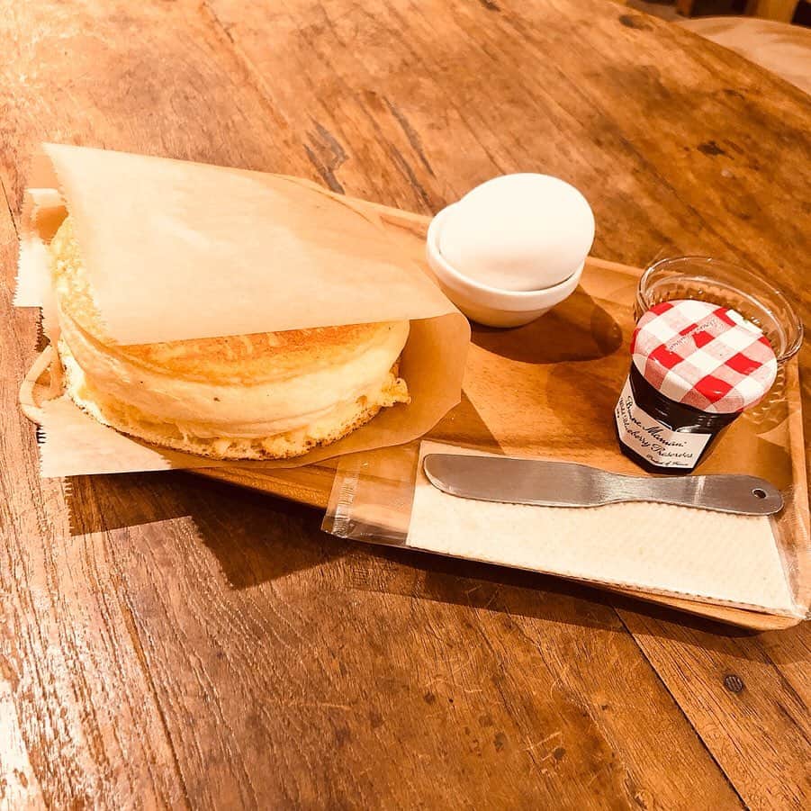 咲村良子のインスタグラム：「朝ごはん🥞🍳☕️ #めっちゃ早起きした #朝のコーヒー #パンケーキ #ふわふわパンケーキ #カフェ好きな人と繋がりたい #朝活カフェ #朝ごはんプレート #カフェ巡り #朝活 #cafe #tokyo #shiroganelounge #coffee #morning #pancakes」