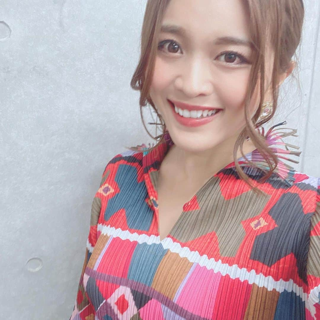 東紗友美さんのインスタグラム写真 - (東紗友美Instagram)「本日は、ユーロライブ渋谷で映画イベントに登壇しておりました。長丁場でした。ご来場いただいた学生を中心とした皆さん、本当にありがとうございました。 ・ ・ 壇上ではレポーター、そして審査会もさせていただいたフェローズフィルムフェスティバル。 スクリーンで自分の映画が流れると言う経験はきっときっと人生の宝物になります。 ・ ・ 今日の感動を忘れないで、これからもものづくりの喜びや社会に出たときに振り返る自信に繋げてもらえたら嬉しいです。 審査させていただいた作品を大画面で見るのは私も初めてで学生のみなさんが取り組んだ作品の熱意だったり、メッセージや、若者の目から見た社会風刺だったり。改めて、いろんなものを受け取ることができ、とても心豊かな時を過ごすことができました。同時に、私が最近忘れかけてしまっていた情熱を取り戻すような真っ直ぐな瞳に刺激を受けた時間でした。 参加できて光栄でした。 また書きます。今日の気持ちを残しておきたかったのでひとまずの感想。取り急ぎ✨ #フェローズフィルムフェスティバル  #ユーロライブ #プリーツプリーツ #ユーロライブ渋谷  #ワーママ　#映画好きな人と繋がりたい #映画鑑賞　#fellows #映画館」12月8日 23時12分 - higashisayumi