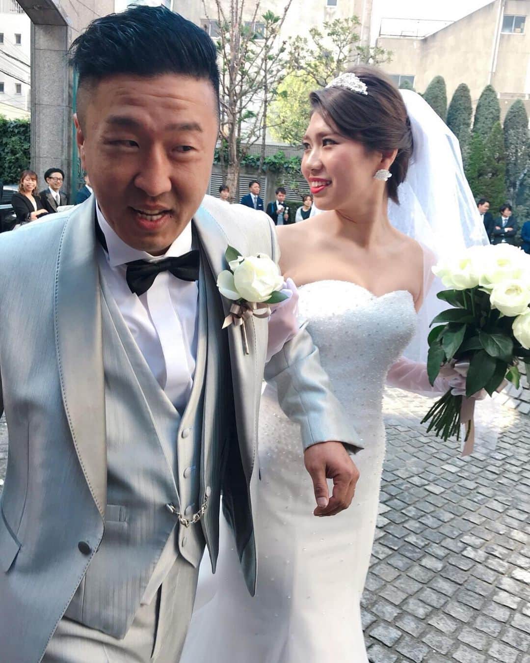 藍のインスタグラム：「まーくん♡唯ちゃん 結婚おめでとうー！！ ガッチガチの新郎まーくんと、歳下やけど落ち着いてビュリフォな新婦唯ちゃん見ててほっこりしたよ❤️ お写真頂いたから載せちゃう😍  お祝いできて本当光栄です😌 声かけてくれてありがとう✨ 幸せになってなー😊  #強 #RSP #SAKI #藍 #ヴァージンロード #アンマー〜母唄〜 #母よ #結婚式 #happywedding #結婚式ライブ #子連れ歌唄い」