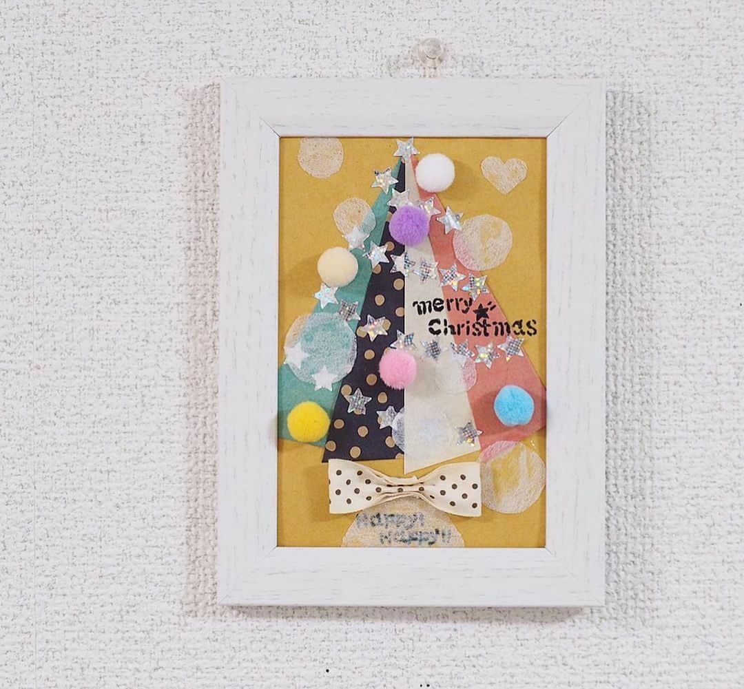 Sora Momoさんのインスタグラム写真 - (Sora MomoInstagram)「お姉ちゃんが作ったクリスマスリース🎄 ☺︎ 作った日は違うけど同じ　@teru_comame さんのリースの会に参加したのに 完成度が全然違うんですけど😅 器用さとセンスの違いもあるけど 作品にも若さ✨って出るんだね😆 ☺︎ いつもの壁掛けもクリスマス🎄のものを作ってくれました どんどん我が家もクリスマスになって来ましたよ😊 ☺︎ #クリスマスリース #クリスマスリース手作り #リースの会で作ったリース #クリスマスの壁掛け」12月8日 23時16分 - teratera_sorapu_