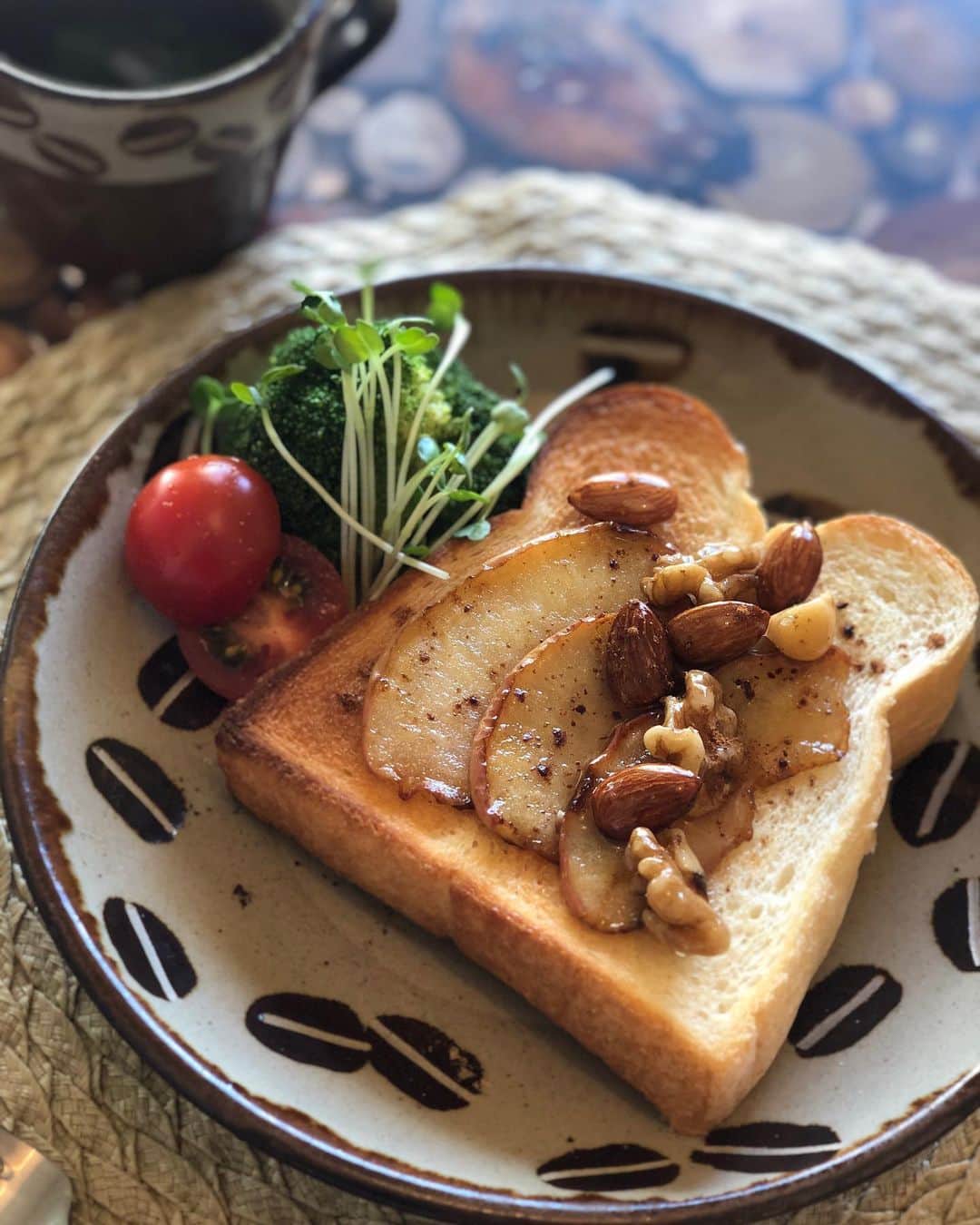三原勇希さんのインスタグラム写真 - (三原勇希Instagram)「@myhoney_official のナッツの蜂蜜漬けは朝ごはんに大活躍🥜🍯🍎 りんごは生もいいけど焼くともっと好きです。」12月8日 23時21分 - yuukimeehaa