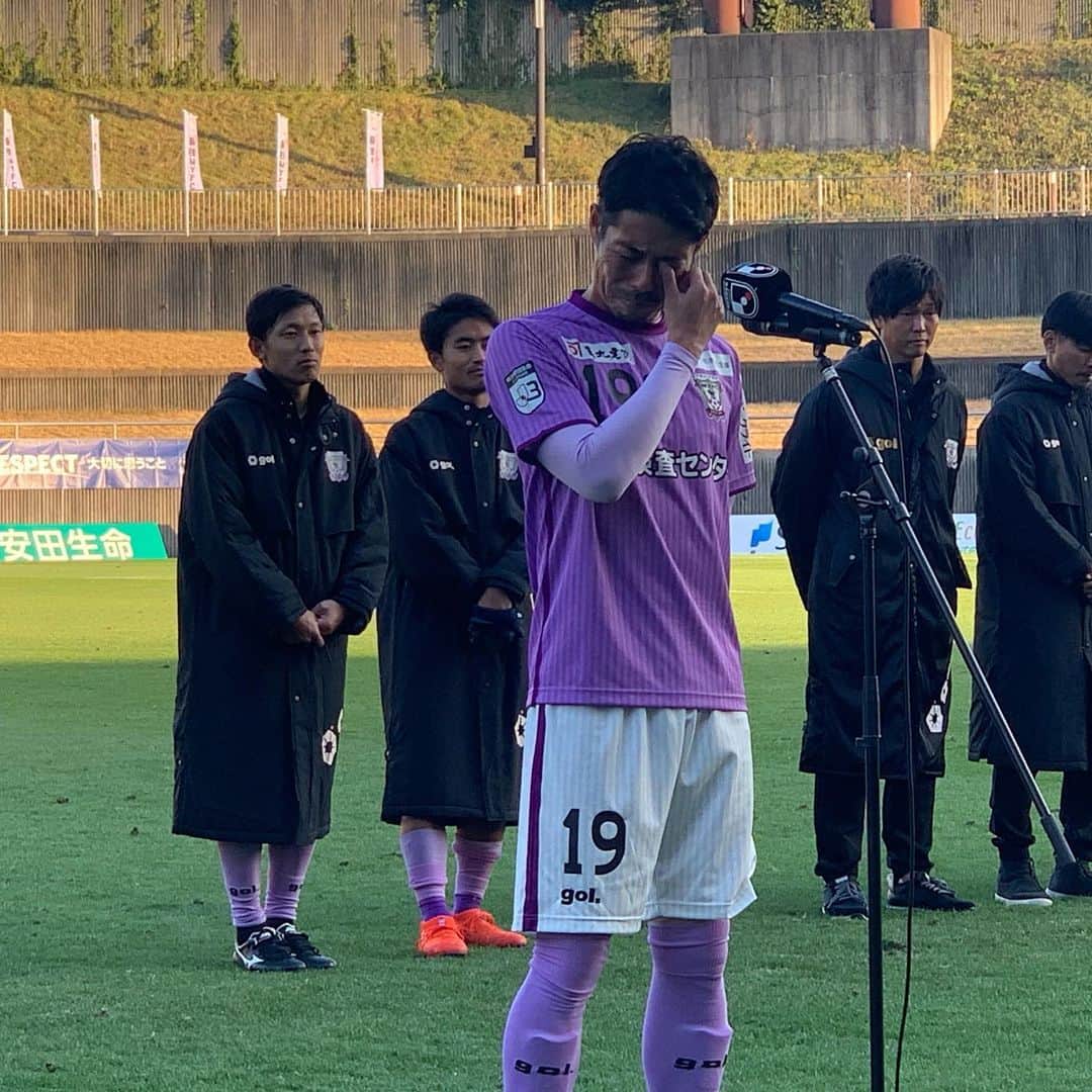 片山真人のインスタグラム：「【成岡翔選手が現役引退】 藤枝東や #ジュビロ磐田 で10番を背負い、年代別代表 でも 活躍した #藤枝myfc の #成岡翔 選手が現役を引退しました。  私の3つ年上。私は中学生の頃サッカーにはまりまして、 清水商業の菊池さん、静岡学園の谷澤さんら、静岡の高校サッカーが輝いていたその中心にいたのが成岡さんでした。  試合後の引退セレモニー。 藤枝東の恩師、服部康雄さん、ジュビロ磐田 大井健太郎さんもかけつけ、涙をぬぐいながら 「プロ17年間、サッカーを始めて30年あまり、幸せなサッカー人生でした。最後に藤枝MYFCで良かったです」 と語りました。  また、交代直前の味方のゴールに興奮しピッチに入りイエローを貰ったことは「いい思い出です」と笑いを誘いました。  本当にお疲れ様でした。」