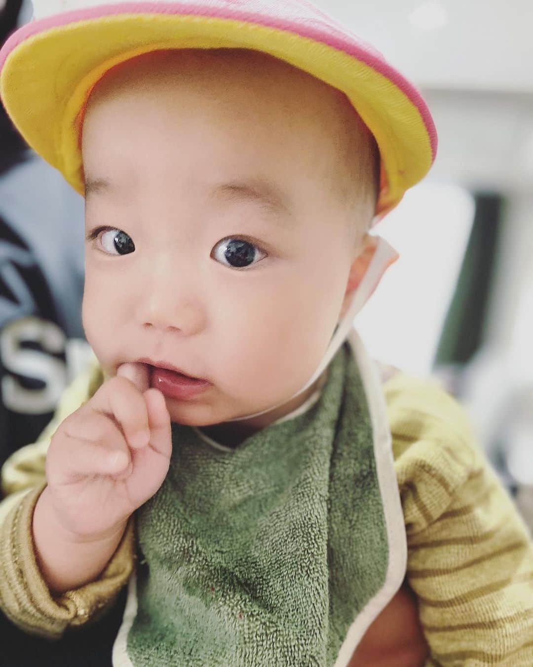 平山奈美のインスタグラム：「保育園お散歩帽🧢 また明日から保育園頑張ろうね🧢 .  #保育園 #お散歩 #帽子 #ピンク #ぶりっこ #ポージング　#指しゃぶり #息子 #男の子ベビー #男の子ママ #男の子コーデ #男の子ママ  #おハゲ #9カ月 #思い出 #育児日記 #赤ちゃんのいる暮らし #新米ママ」