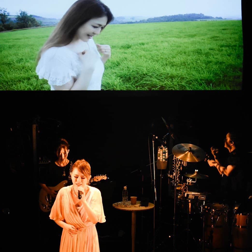 青田典子さんのインスタグラム写真 - (青田典子Instagram)「新しく製作した映像と、 ギター #山内かなえさん、 パーカッション #中北裕子さんの演奏と共に、 オリジナル曲「#ランナー」を歌いました♪」12月8日 23時41分 - norikoaota