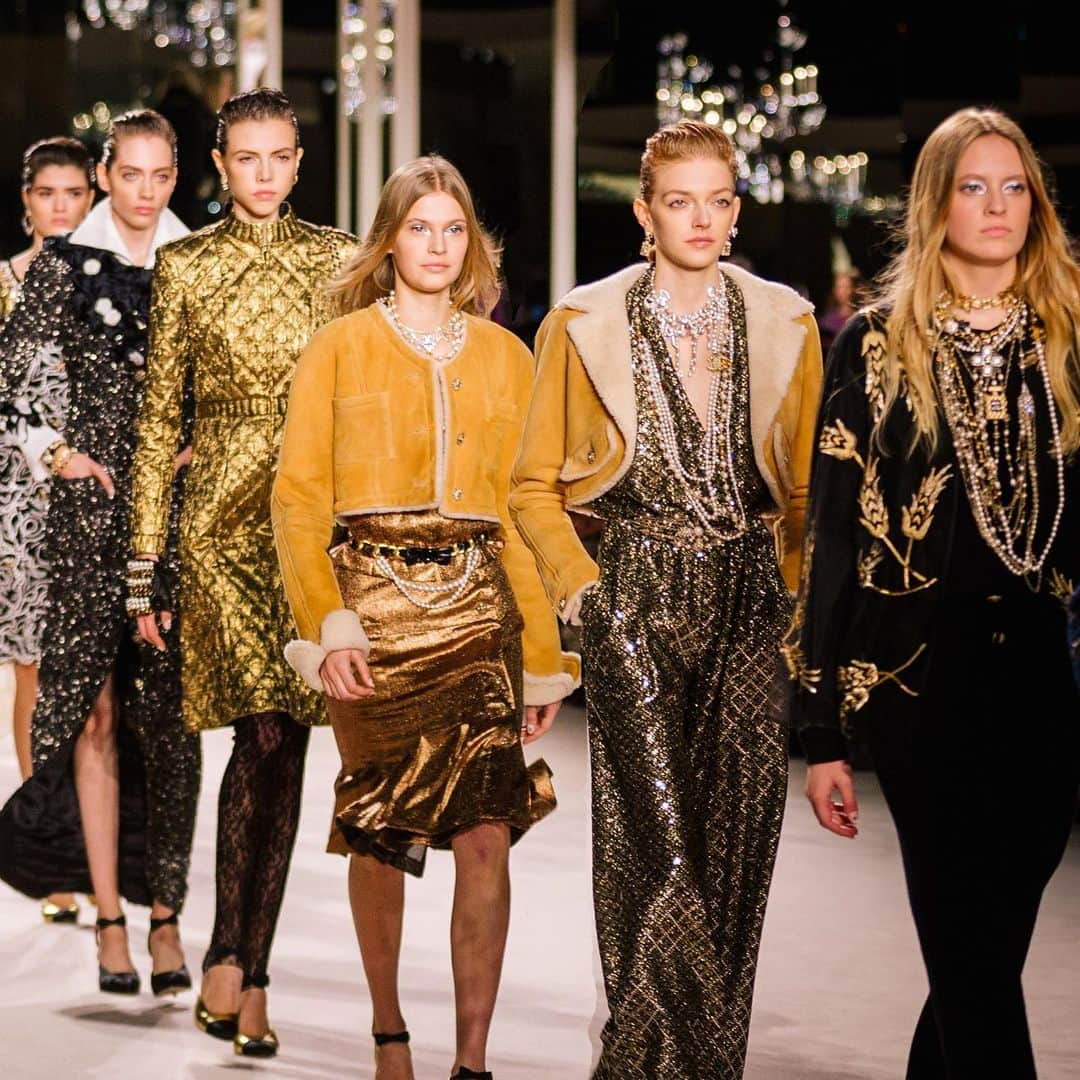 シャネルさんのインスタグラム写真 - (シャネルInstagram)「A line-up of Paris – 31 rue Cambon 2019/20 Métiers d’art looks in soft gold and natural tones.  #CHANELMetiersdArt #CHANEL @Lesage #Lesage @MaisonDesrues #Desrues @Massaro_Paris #Massaro @Goossens_Paris #Goossens @Causse_Gantier #CausseGantier @Maison_Lemarie #MaisonLemarie @Lesage #Lesage @Le19M #Le19M @Kat_Carter_ @ElizaKallman @Aivita.Muze @Lea_Jul @Odette.Pavlova @AlexxandraMicu」12月8日 23時33分 - chanelofficial