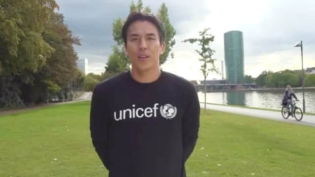 のインスタグラム：「*** ユニセフ「フレンドネーション」の第3弾チャレンジ動画が公開されました！ 誰もがチャリティランナーになれるユニセフの#RUNforUNICEFに僕も参加します。  今回は、2019-20シーズンのブンデスリーガーの公式戦を通して、僕が子どもの頃にサッカー選手になることを夢見ながら住んでいた藤枝市から、その夢を叶えた埼玉スタジアムまでの距離、222km走ることにチャレンジします！  @unicefinjapanのプロフィールにあるURLから、ぜひ応援お願いします！  #friendonation　 #フレンドネーション #あなたの呼びかけが誰かの助けになる #RUNforUNICEF  #チャリティランナー #unicef @unicefinjapan @unicef」