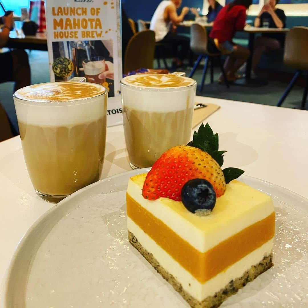 大西蘭のインスタグラム：「・ mahota kitchen で休憩☕️ ・ 甘すぎないケーキ、カフェラテ、美味しかった💕 ・ ・ #mahotasg #mahotakitchen」