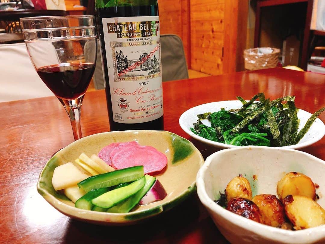 のインスタグラム：「今日もビール飲んだけど、写真撮り忘れちゃったので、 実家で飲んだワインを🍷✨ . . 平日の帰省だったから、お父さんとかお兄ちゃん達が帰ってくる前に、ひとりで飲んでたら、 お母さんがサクッと作ってくれたおつまみが最高すぎる😍😍🥰✨ . お新香も全部お手製で美味しかった🎉 美味しすぎて全部食べかけ♡ . ワイン一人で全部飲んだら、 高かったのに〜ってお父さんに後から怒られました😂😂笑 . また帰りたいな〜。。」