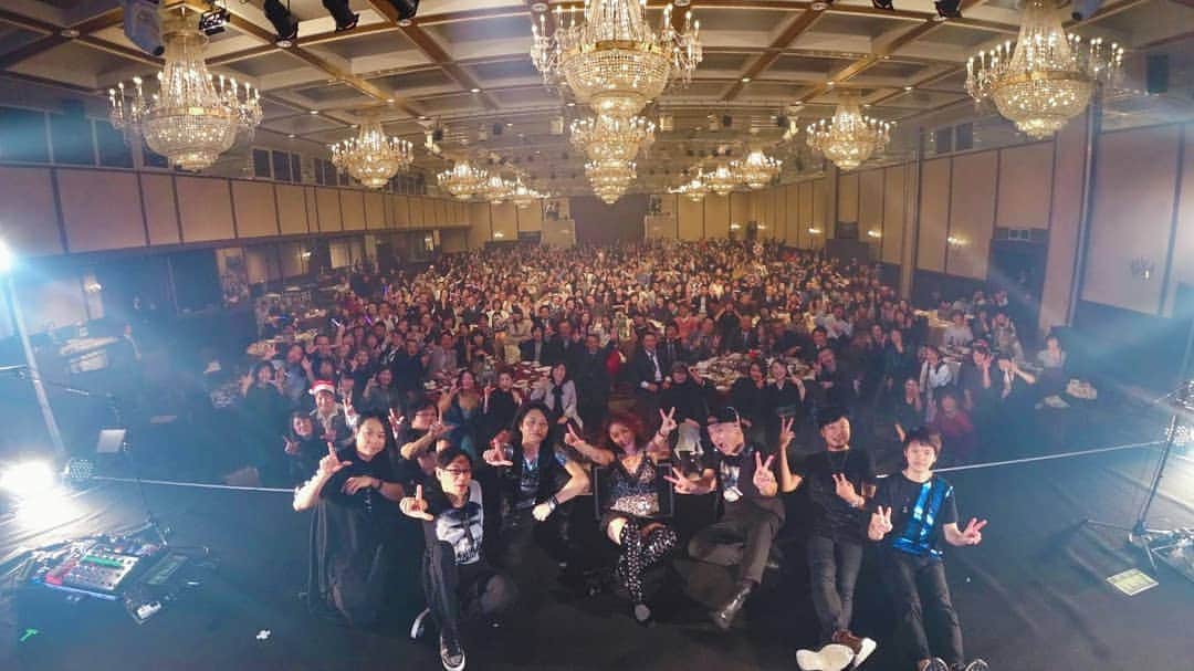 のインスタグラム：「#ディナーlive2019 #長野県 #松本市 #ホテルブエナビスタ 冬ツアー初日、年齢層激高っ😂にも関わらず皆が少年少女に戻って✨めちゃくちゃ盛り上がりました～💖❣️🤩今日来られた皆様、元気のない地区にパワー振り撒いて下さいね🤗💓Love&Peace☮️」
