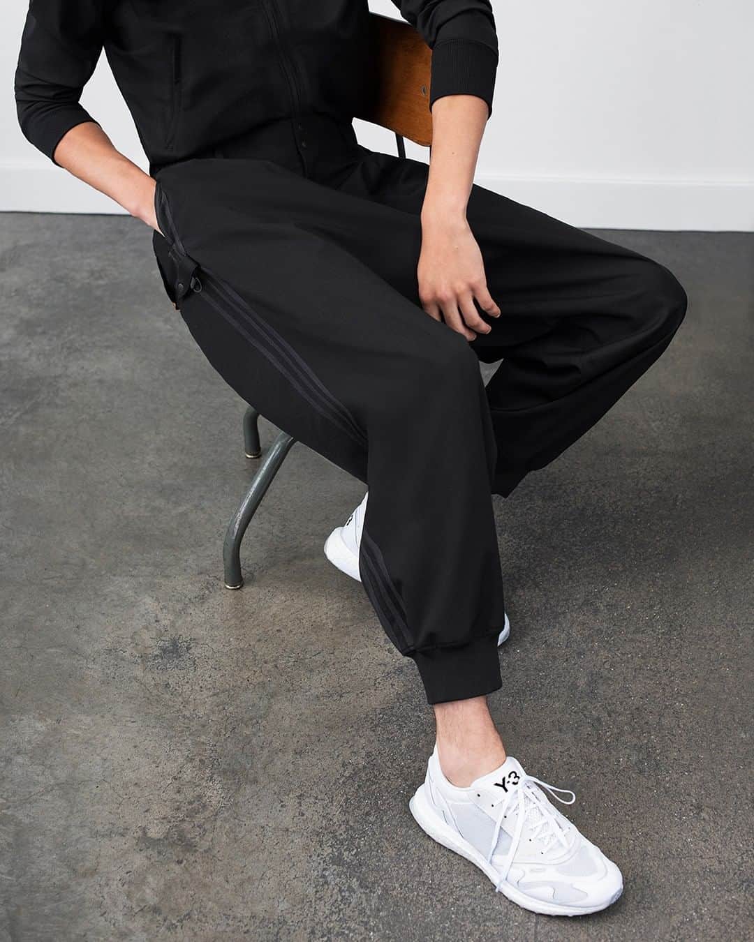 ワイスリーさんのインスタグラム写真 - (ワイスリーInstagram)「Y-3 Craft Woven Cuff Pants and Y-3 RHISU RUN. Y-3 Spring/Summer 2020. --- #adidas #Y3 #YohjiYamamoto  Discover the collection at Y-3.com」12月9日 0時00分 - adidasy3