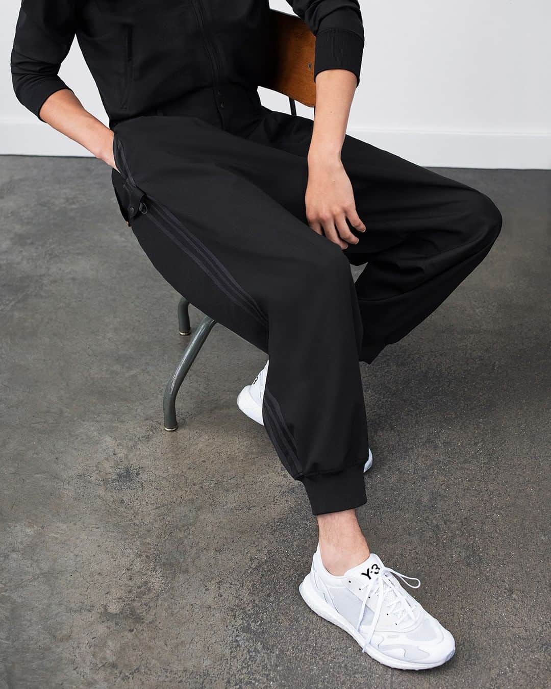 ワイスリーのインスタグラム：「Y-3 Craft Woven Cuff Pants and Y-3 RHISU RUN. Y-3 Spring/Summer 2020. --- #adidas #Y3 #YohjiYamamoto  Discover the collection at Y-3.com」