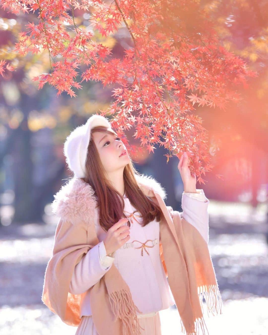 安藤麻貴さんのインスタグラム写真 - (安藤麻貴Instagram)「早朝の代々木公園は、人が少なくてゆっくりした時間が流れていました。 まだ日差しが低くて木の幹の影たちがすごく綺麗だった。 素敵な場所を提案してくれたフェスタさん、ありがとうございます♡  #撮影会 #shooting #紅葉 #もみじ #秋 #autumn」12月9日 0時04分 - maki_nyan_3