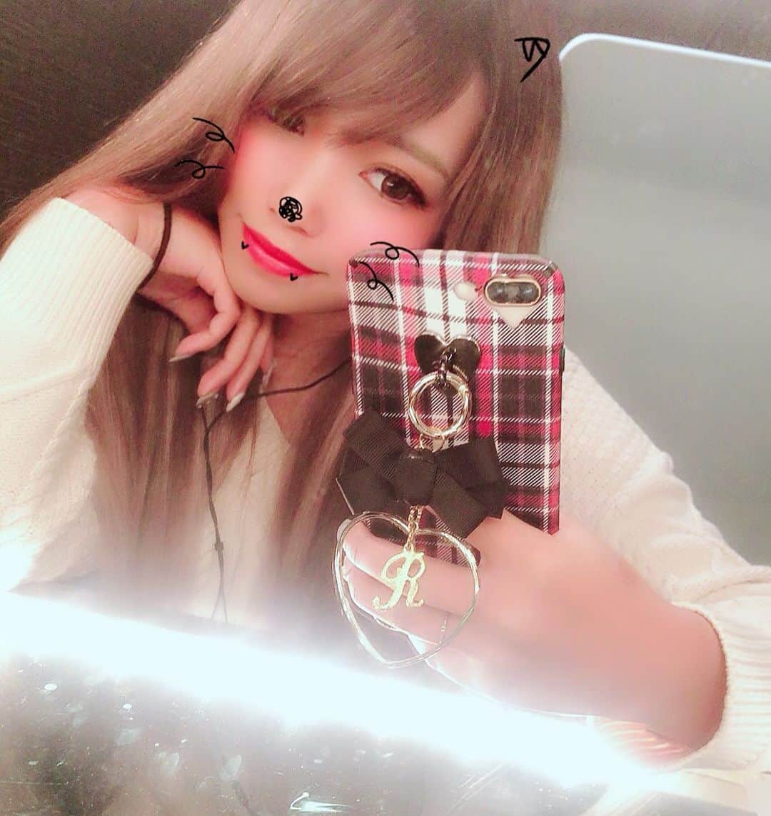 R!Nのインスタグラム：「alamainさん @alamain2018 より、 とっても可愛いiPhoneケースを頂きました✨  カスタマイズ可能で、イニシャルのチャームもつけてみました。自分用にも良し、プレゼントにも良し、推しケースとしても良しです！  今ならお得にお買い求めいただけるので是非お揃いにしましょ❤︎クリスマスプレゼントにも是非🎁  RAKUTEN SUPER SALE開催中！ MAX50%OFF！  12/420:00〜 12/11 1:59 まで！ @alamain2018 プロフィールのURLからご覧になれます。  #alamain #iPhoneケース #iPhonecase #ハンドメイド #ハンドメイド作品 #ハンドメイド作家 #ハンドメイド雑貨#プチプラ#韓国ファッション#ファッション#プレゼント #PR」