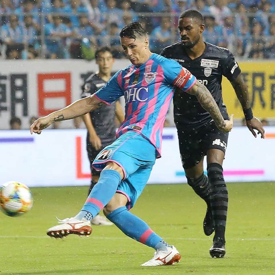 フェルナンド・トーレスのインスタグラム：「Well done @sagantosu_official for staying one more season in @jleaguejp . Big effort from everyone including all #Sagantino supporters. Special congratulations to @hiroyukitaniguchi29 for an amazing career , enjoy your retirement.」