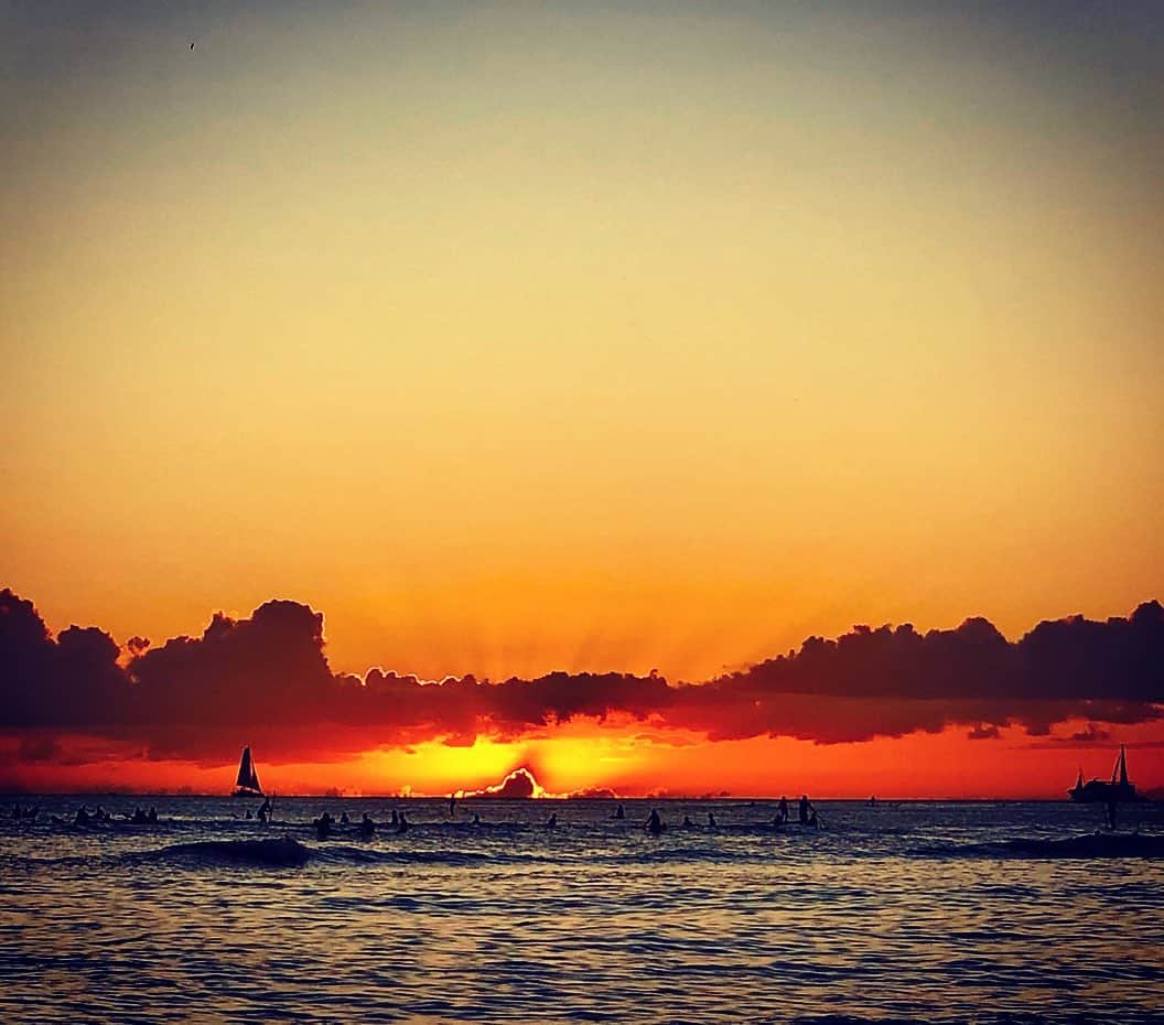 伊東愛さんのインスタグラム写真 - (伊東愛Instagram)「愛する人たちと見る夕日は言葉を失うほど 美しかった。目を閉じれば、波の音。 #まな」12月9日 0時12分 - mana_ito