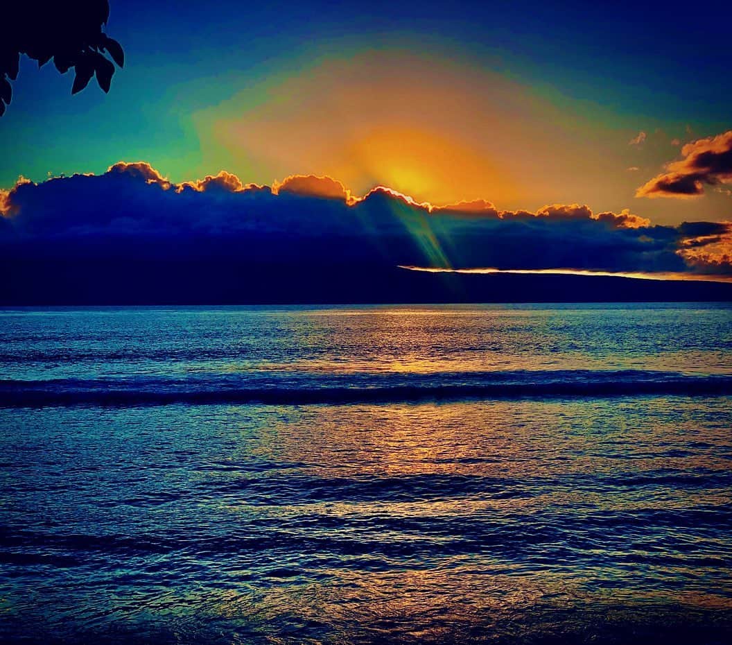 伊東愛さんのインスタグラム写真 - (伊東愛Instagram)「愛する人たちと見る夕日は言葉を失うほど 美しかった。目を閉じれば、波の音。 #まな」12月9日 0時12分 - mana_ito