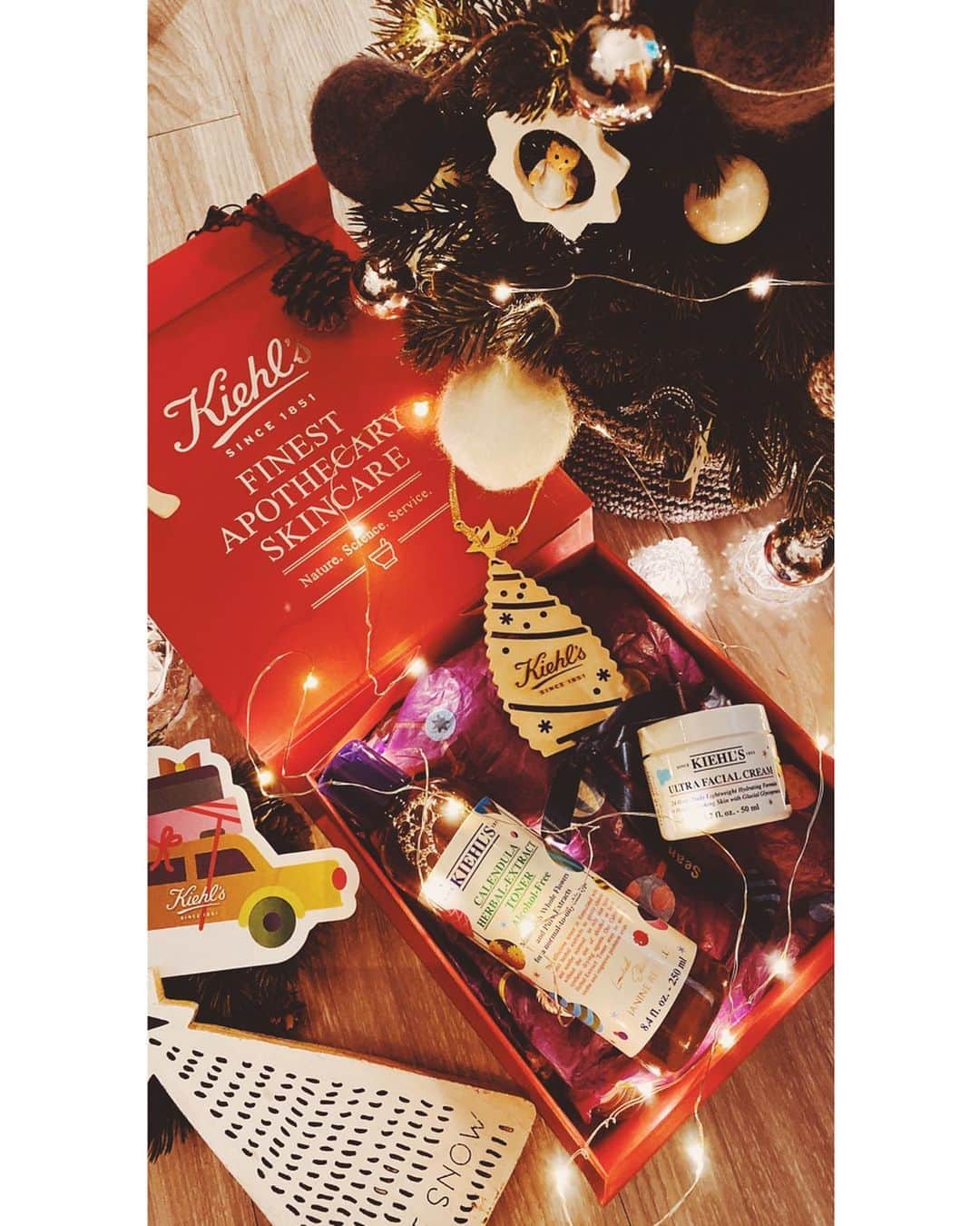 s ᴇ  ɴ ᴋ ᴄさんのインスタグラム写真 - (s ᴇ  ɴ ᴋ ᴄInstagram)「🎄 After doing what a HKer should do today, enjoy a bit of Christmassy time at home :) @kiehlshk #GiveMerryGiveKiehlsHK #Kiehlshk #christmasdecor #xmasdecor  #seanalogue .」12月9日 0時12分 - seankc