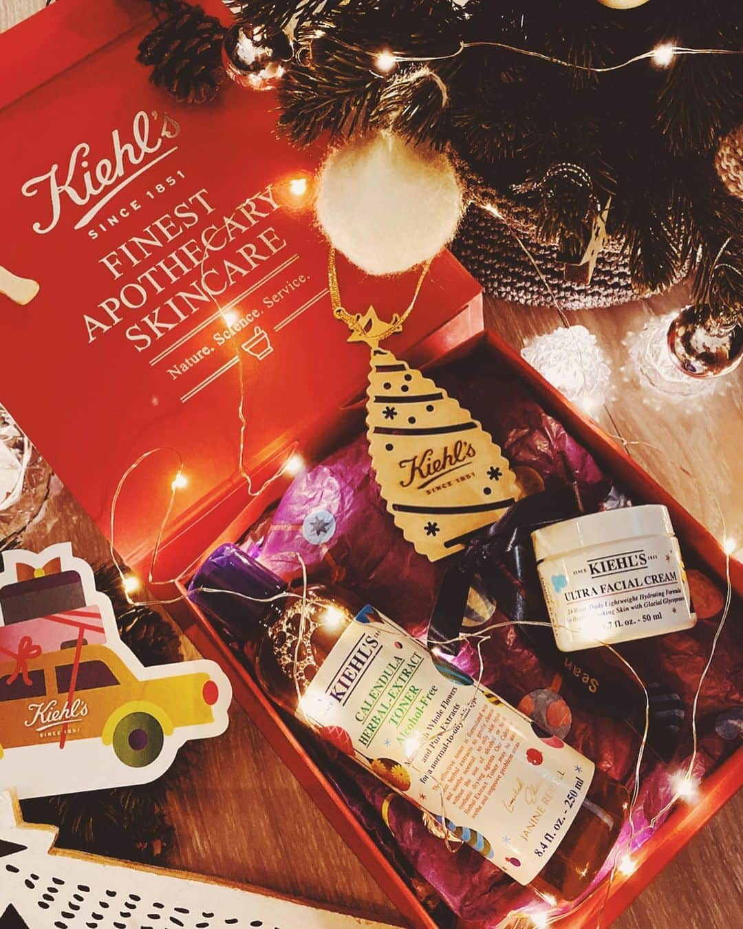 s ᴇ  ɴ ᴋ ᴄのインスタグラム：「🎄 After doing what a HKer should do today, enjoy a bit of Christmassy time at home :) @kiehlshk #GiveMerryGiveKiehlsHK #Kiehlshk #christmasdecor #xmasdecor  #seanalogue .」