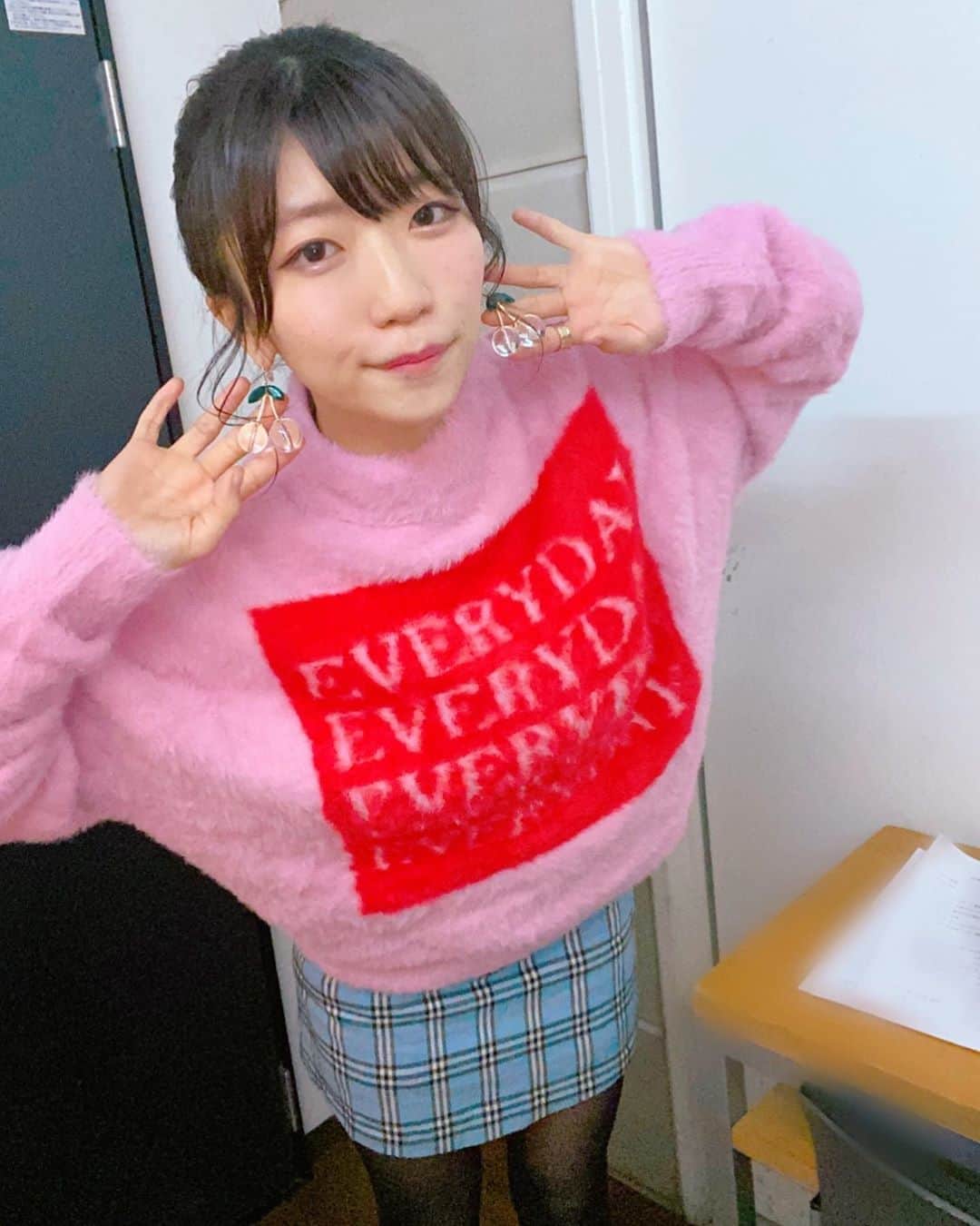 ぱいぱいでか美のインスタグラム：「LittleSunnyBiteのニット届いてからというもの着まくりすぎてる ꙳ #Knit #littlesunnybite  #skirt #meow #pierce #jouetie #俺はインスタグラマーになりてぇ ꙳ LSBのニット最高に可愛いこんなにはっきりとピンクでポップなニットが未だかつてあっただろうか！ スカートは一昨年くらいからめちゃくちゃ履いてるやつです。 安かったからそろそろ毛玉とかやばい(T . T)年季が。笑 ピアスは一目惚れして買ったよ！ 久々に重ためのもので耳千切れるかと思ったけど笑 やっぱお団子とかした日は顔まわり派手な方がバランス良いですね。 このコーデお気に入りすぎて昨日のカントリーさんのリリイベにも着て行きました。 好きな人に会うときお気に入りの服着たいよね。」