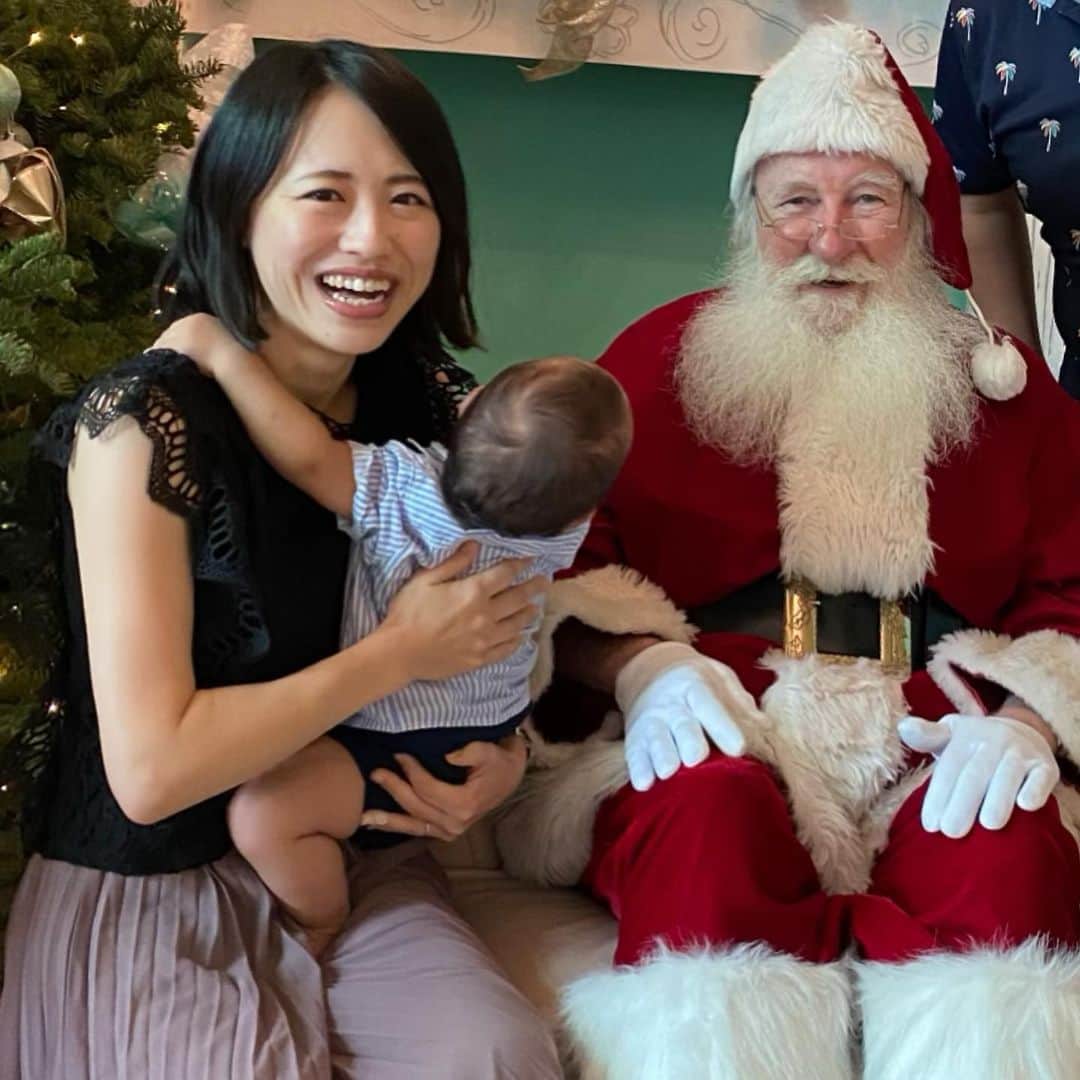 大西蘭のインスタグラム：「・ こぐまちゃん、初めてサンタクロースに会う🎅 ・ サンタクロースに近くなるにつれて、こぐまちゃんの表情が次第に険しくなり、抱っこされて早々に大泣き😅 ・ そうだよね、知らないおじいちゃんにいきなり抱っこされたら、そりゃ泣くよね🤣 ・ これはこれで良い記念写真になりました😂 ・ ・ #初めてのサンタクロース #クルニーコート #シンガポール子育て #シンガポール生活  #meetingsantaclauseforthefirsttime #meetingsantaforthefirsttime #meetingsantaclausforthefirsttime #clunycourt @clunycourt.sg」