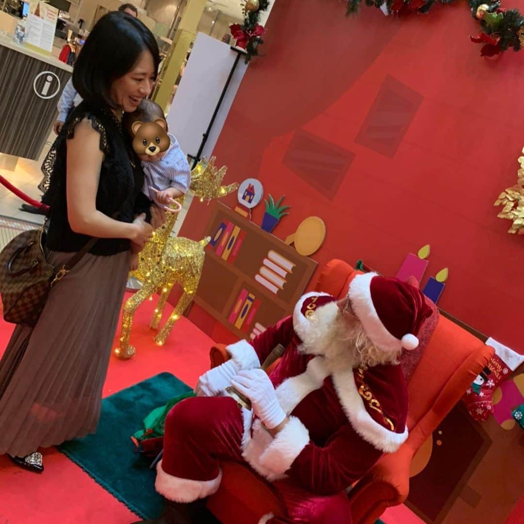 大西蘭のインスタグラム：「・ こぐまちゃん、２人目のサンタクロースに会う🎅 ・ はしごして、別のモールにいるサンタクロースに会いに行きました🐻 ・ 近づくと泣きそうになっていましたが、キャンディをもらって、鐘を鳴らしてごまかしてもらって、なんとか泣かずに写真を撮れました😂 ・ サンタさんも泣いちゃう子どもに慣れているようで、来年は笑って写真を撮れると良いねって言ってくれました🎅 ・ また来年も会いに来よう✨ ・ ・ #tanglinmallsg  #初めてのサンタクロース #タングリンモール #シンガポール子育て #シンガポール生活  #meetingsantaclauseforthefirsttime #meetingsantaforthefirsttime #meetingsantaclausforthefirsttime @tanglinmallsg」