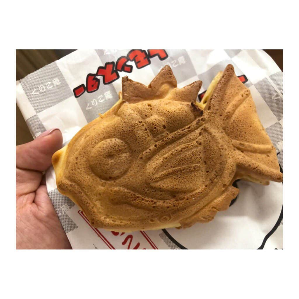 May’nさんのインスタグラム写真 - (May’nInstagram)「たい焼き、ならぬ！コイキング焼き！  くりこ庵の一部店舗で買えます😎  ポケモン焼き、とかピカチュウ焼きではなく、コイキング焼きにしたところに鯛使として感動している...！ くりこ庵は、冷めてももっちりで美味しいなあε°)#))３  #たい焼き #鯛使 #コイキング焼き」12月9日 0時31分 - mayn1021