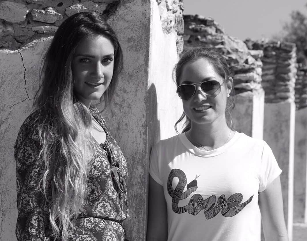 のインスタグラム：「Feliz cumple a una de mis personas favoritas 💛💛💛 @mariallgp gracias por siempre estar ahí y porque siempre nos hemos entendido y reído de una forma que nadie más nos entiende 😁☺️te quiero mucho pliiiiina y tengo mucha suerte de que seas mi hermana 🤗🤗 sigue con esa alegría, esas ganas de vivir y de dar lo mejor de ti siempre 😘😘 #neeeeeeee o ue e eii e ioa uao 😘😘 e ieo uoooo #qudyterdy ••• Happy birthday to my badass sister from the same mister!!! 💖💖💖 #yellow」