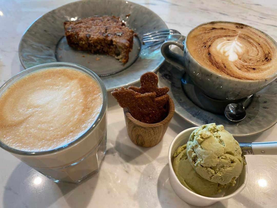 大西蘭のインスタグラム：「・ タングリンモールのオシャレなカフェ☕️🍰 ・ インテリアも素敵、ケーキもジェラートもコーヒーも美味しい😍 ・ またゆっくりくつろぎに来たい💕 ・ 帰りに量り売りのSCOOPに寄って、色々購入♬ ・ ・ #tanglinmallsg  #タングリンモール #シンガポール子育て #シンガポール生活 @panokatogrillpizzadeli」