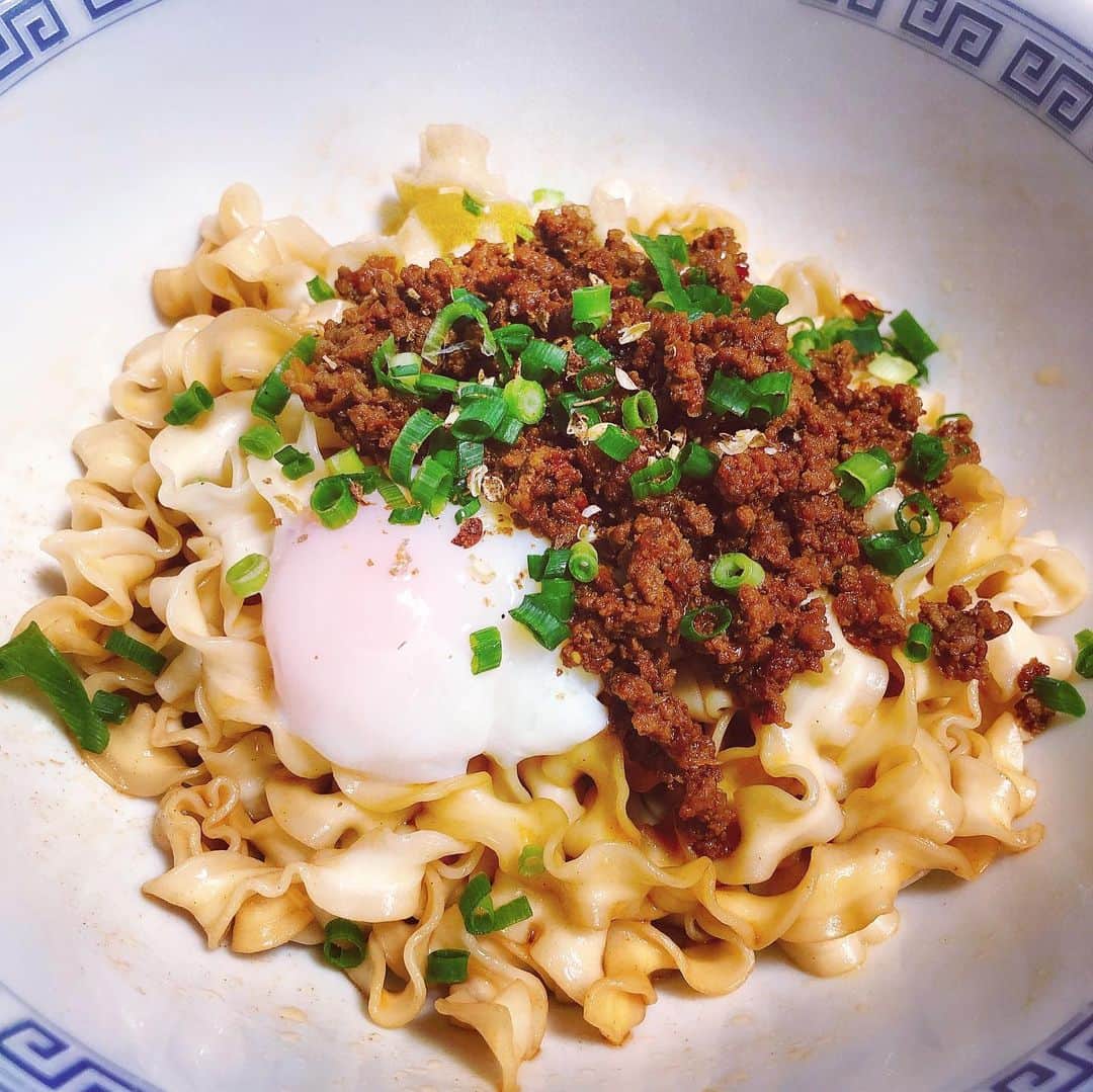 山﨑 薫のインスタグラム：「台湾で人気のお土産、「曽拌麺」。 ・ ・ 空港でも山積みだったので思わず買ったら大正解。 中華風肉味噌を作って、花椒を振りかけたらめちゃくちゃ美味しかった‼️ ・ ・ 中華風肉味噌は空心の豆板醤と自家製甜麺醤、原了郭の粉山椒、花椒で本格的なお味に😋 ・ きしめんみたいなひらひらの平麺がもちもちで汁と肉味噌に絡まって、最高でした👍✨ 台湾に行かれる方はぜひ買ってください😊  #曽拌麺 #原了郭 #花椒 #台湾まぜそば　#曽拌麺香蔥椒麻　#肉味噌」