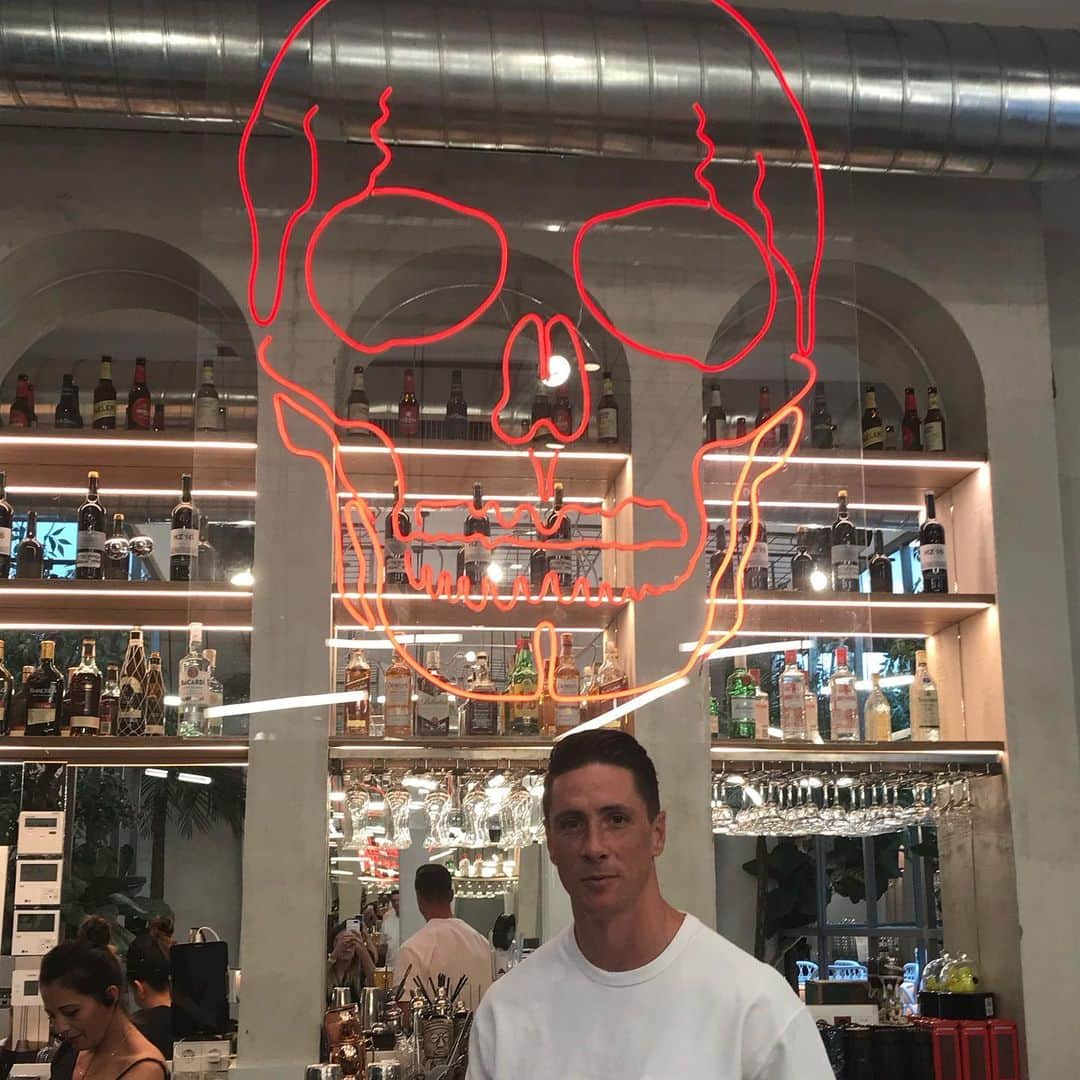 フェルナンド・トーレスのインスタグラム：「@alboroto.experience  Muy 🔝🔥 🍔 🍹 💀」