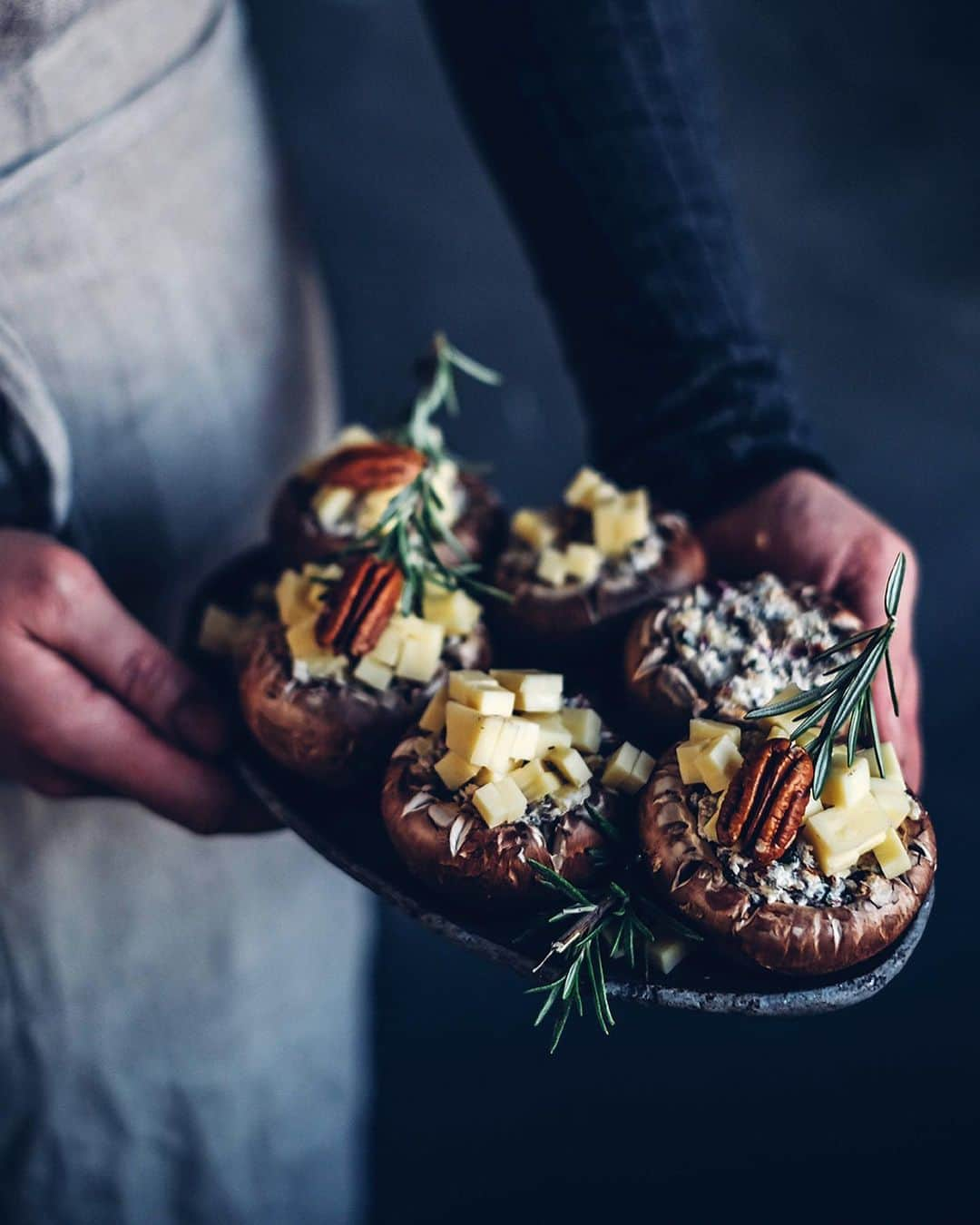 Our Food Storiesさんのインスタグラム写真 - (Our Food StoriesInstagram)「Werbung/Advertisement We teamed up with Le Rustique to enjoy a cozy raclette, what could be better during this season! Nora made potato gratin with garlic oil and cheese, roasted mushrooms with cheese-basil filling and a colorful and tasty winter salad. The Raclette cheese from Le Rustic is made with french mountain milk and melts very quickly, so good! Get all recipes on the blog, link is in  profile🧀❤️ #lerustique  ____ #gatheringslikethese #gatherings #christmasdecor #raclette #racletteparty #christmasdecor #christmasfood #fellowmag #dinnertabledecor #diningtable #tabledecoration #tabledecor #christmasdecorations #foodstylist #foodphotographer #germanfoodblogger」12月9日 0時44分 - _foodstories_