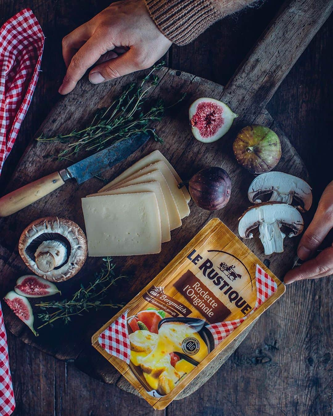 Our Food Storiesさんのインスタグラム写真 - (Our Food StoriesInstagram)「Werbung/Advertisement We teamed up with Le Rustique to enjoy a cozy raclette, what could be better during this season! Nora made potato gratin with garlic oil and cheese, roasted mushrooms with cheese-basil filling and a colorful and tasty winter salad. The Raclette cheese from Le Rustic is made with french mountain milk and melts very quickly, so good! Get all recipes on the blog, link is in  profile🧀❤️ #lerustique  ____ #gatheringslikethese #gatherings #christmasdecor #raclette #racletteparty #christmasdecor #christmasfood #fellowmag #dinnertabledecor #diningtable #tabledecoration #tabledecor #christmasdecorations #foodstylist #foodphotographer #germanfoodblogger」12月9日 0時44分 - _foodstories_