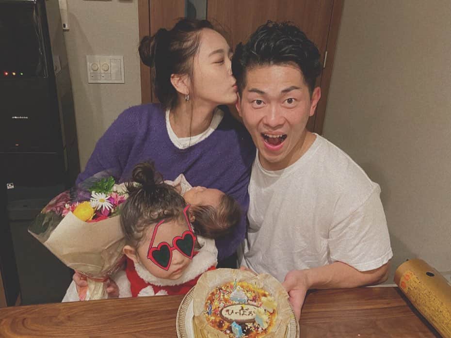 近藤千尋のインスタグラム：「ひーぼぉくんの 少し早めのお誕生日会を🎂🎉 本当は手作りケーキしたかったけど そんな余裕がなく、、笑💁‍♀️💁‍♀️ 長女とデコレーションだけ😍笑🎂 いつもの仲間と祝えて幸せでした☺️🎉 happy birthday😘😍😙🥰 彼氏みたいなお兄ちゃんみたいな パパみたいな旦那さん👫  #1210 #娘と髪の毛の生え方が同じ」