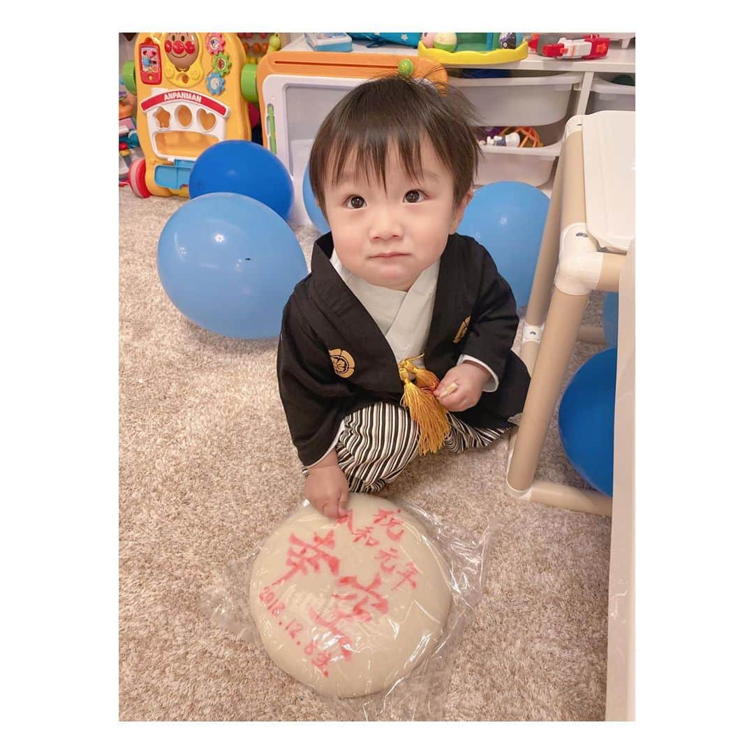 辻希美さんのインスタグラム写真 - (辻希美Instagram)「一升餅背負って…転び餅🎂💕 #幸空 #1歳 #happybirthday  #袴姿 #一升餅 #幸空の名前入り #令和元年 #貴重だなぁ #👏💕 #転び餅　 #お赤飯　も炊いたよ #お義母さん #ありがとうございました #🙏💕」12月9日 1時08分 - tsujinozomi_official