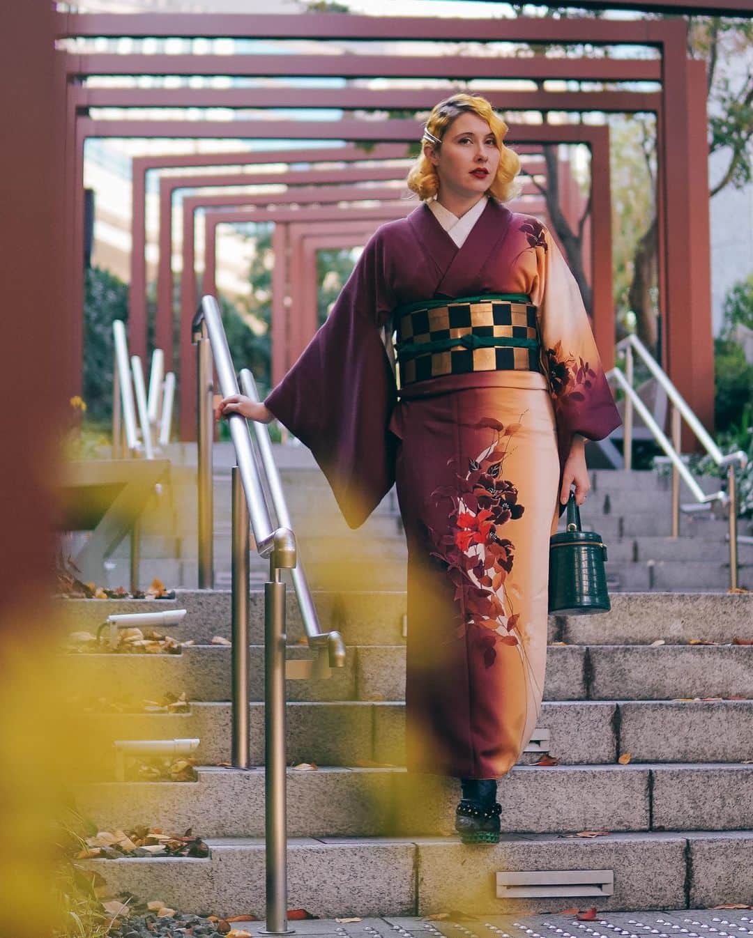Anji SALZさんのインスタグラム写真 - (Anji SALZInstagram)「You probably noticed that I always wear casual kimono - but a few days ago I had a chance to dress up a little bit for Kabuki.💫 This tsukesage is so gorgeous with its gradation (and actually available in my Etsy shop 😘❤️) Are you a fan of casual or prefer formal kimono?🥳 普段着物を殆ど着るけど、久々にお洒落をして歌舞伎を見に行った。❤️ どっちが好き？フォーマル着物か普段着？🎉👘 #mainichikimono #salztokyo」12月9日 1時05分 - salztokyo