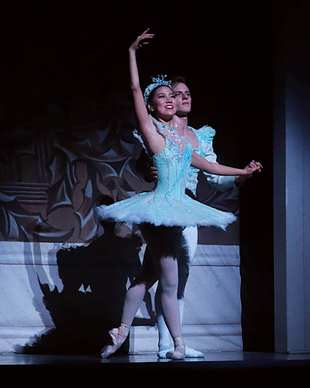 Lily Saito (齊藤莉理)のインスタグラム：「Had a successful debut as Snow Queen last night and I couldn't have done it without my amazing partner, @brettlar5 🙌🏼 So grateful for this amazing opportunity and can't wait to do more ❄ |📸 @nscheuerr | #NashvilleBallet #Nutcracker  Buy your tickets through the link in my bio with the code NBDANCER for 15% off!」