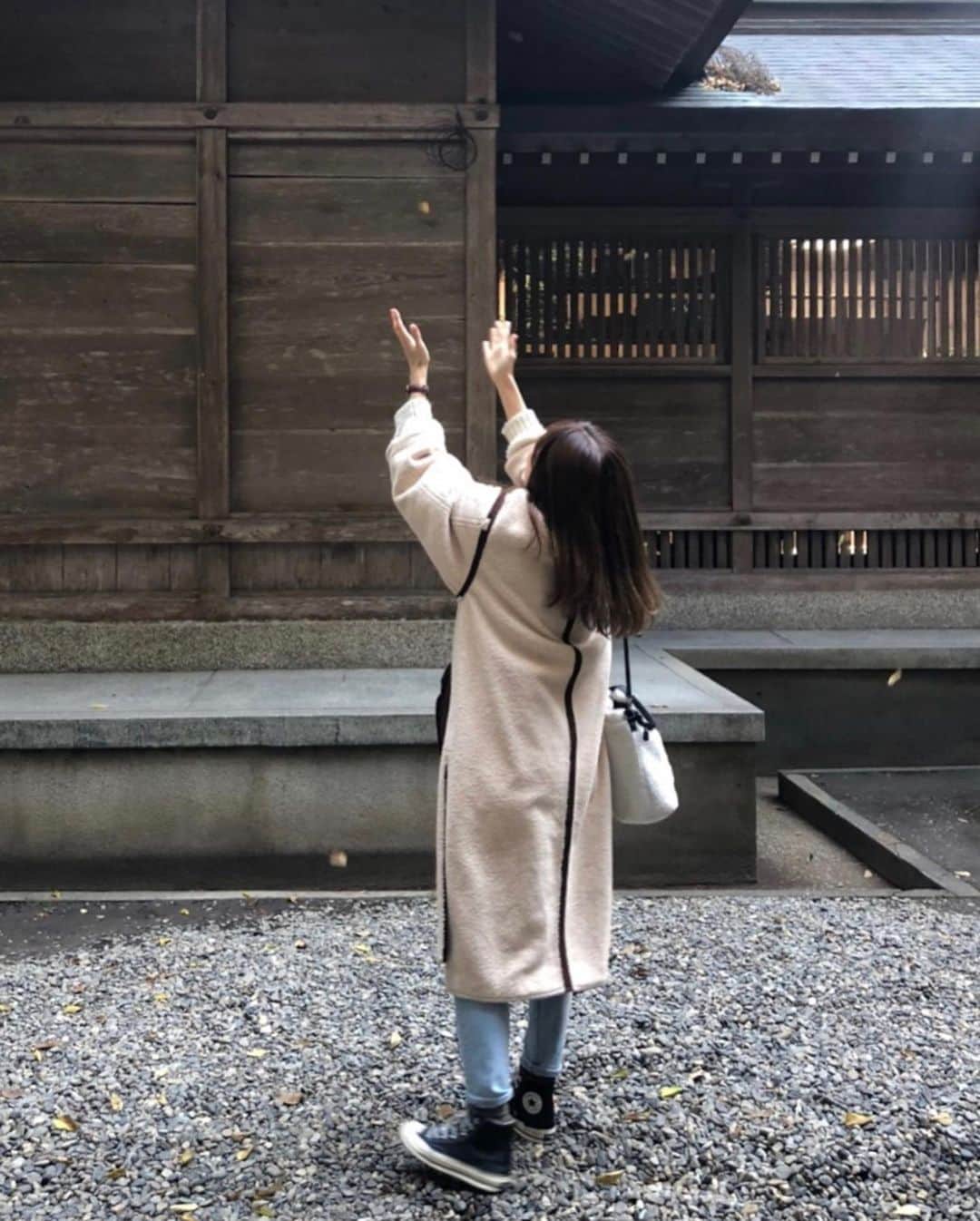RENA さんのインスタグラム写真 - (RENA Instagram)「近づいたら急に降り出した葉っぱを掴むっていう1人遊び🍂 ． ． 人生初の高千穂で神社を五社巡りました⛩ ． パワーが凄い溢れていて輝いている場所ってあるんだね✨ ．  まちゃおくんから、高千穂神社で急に落ち葉が降ってきたのは、神様に歓迎されてたらしいよって連絡きた✨ ． ． ． ． #高千穂 #パワースポット #神様 #光 #神社 #五社巡り #宮崎 #旅女 #バックパッカー #shrine #powerspot #me #miyazaki #backpacker #shorttrip」12月9日 1時10分 - rena_flare