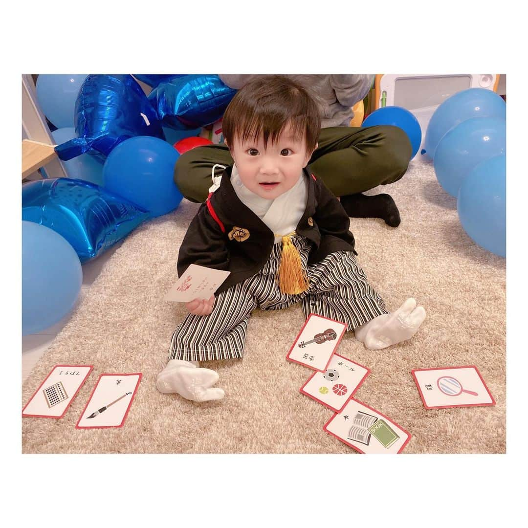 辻希美さんのインスタグラム写真 - (辻希美Instagram)「選び取りもなりました🎂💕 #幸空 #1歳 #happybirthday  #選び取り #幸空が選んだのは #ボール　と #お金 #💰 #🤣笑」12月9日 1時12分 - tsujinozomi_official