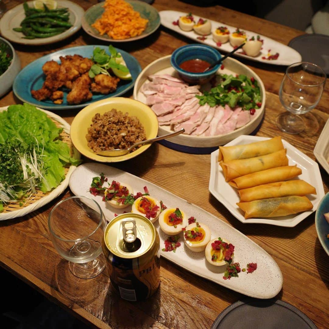 高山都さんのインスタグラム写真 - (高山都Instagram)「居酒屋みやちゃん開店🏮久々のホームパーティーは、我が家に集合の沖縄ロケの打ち上げでした🍻 ちょっとずつ仕込んでおいたおかげで、当日の準備はかなり楽チン。 トマト麻婆鍋 塩豚のポッサム ホタテとバジルとチーズと大葉の春巻き タイのエスニックカルパッチョ 鶏の唐揚げ 赤かぶと柿と柚子の和え物 オイスター味玉 ケールとザクロとリンゴのサラダ インゲンのバターナンプラー炒め にんじん明太 個人的に、うまく味付けとかバランスが決まった日だなーってテーブルです。 自分で食べても美味しかった♡ トマト鍋の〆は、中華麺で。 これ、めちゃくちゃ美味しかった。大好評で嬉しかったなぁー。  最後は、よくよくよく今年は一緒だったカメラマンの川原崎くん @nobukikawaharazaki のサプライズでお祝い🎂 いつもありがとう。 みんなずーっとニコニコで幸せな夜でした。 #みやれゴハン　#ホームパーティー　#家呑み」12月9日 1時15分 - miyare38
